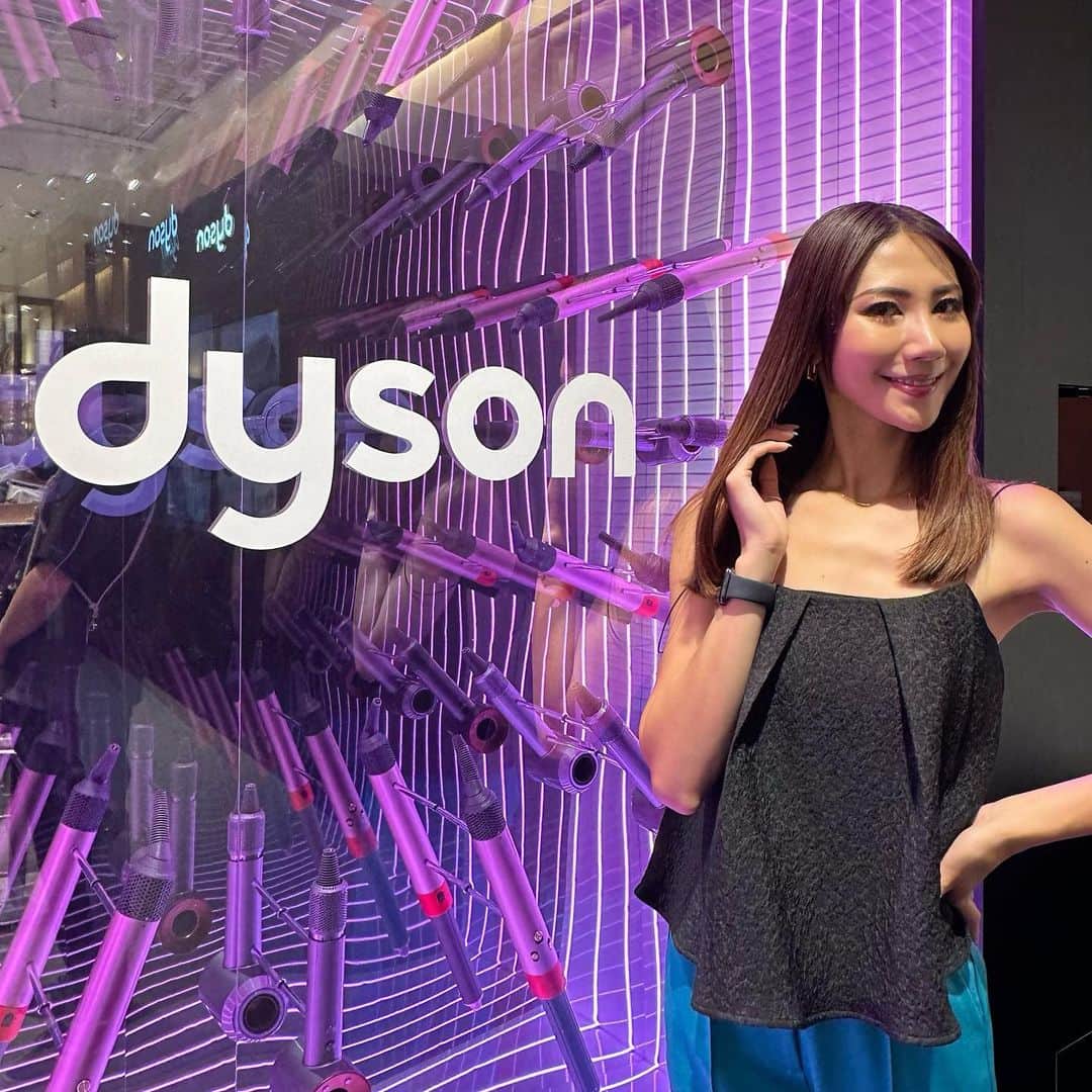 のインスタグラム：「「Time To Shine」✨ @dysonhair_jp  銀座三越で開催中のダイソンヘアケアポップ アップストアへ遊びに行ってきました❤︎  Dysonの新製品やその他ヘアケア製品をいち早く試せるコーナーには、プロのスタイリストに使い方のアドバイスをしていただきながら自分でセット体験をすることができますよ😍 Dyson Supersonic Shine（ヘアドライヤー)は私も使ってるけど、プロからのアドバイスで更に艶やかヘアを作る技を習得✌️  この時期嫌になる湿気や暑気の浮き毛・うねりを抑えてなめらかなツヤ髪で過ごすヒントを見つけに、ぜひお立ち寄りしてみてはいかがでしょうか☺️🔥  銀座三越で購入するとDysonパドルブラシをもらえるみたい🎁※写真5枚目 これめちゃくちゃ良いから嬉しい💓  📍銀座三越 本館1階 ザ・ステージ 開催期間：6月7日~6月13日  #ダイソンビューティー #ダイソンスーパーソニック #まるでサロンブロー #PR #銀座三越」