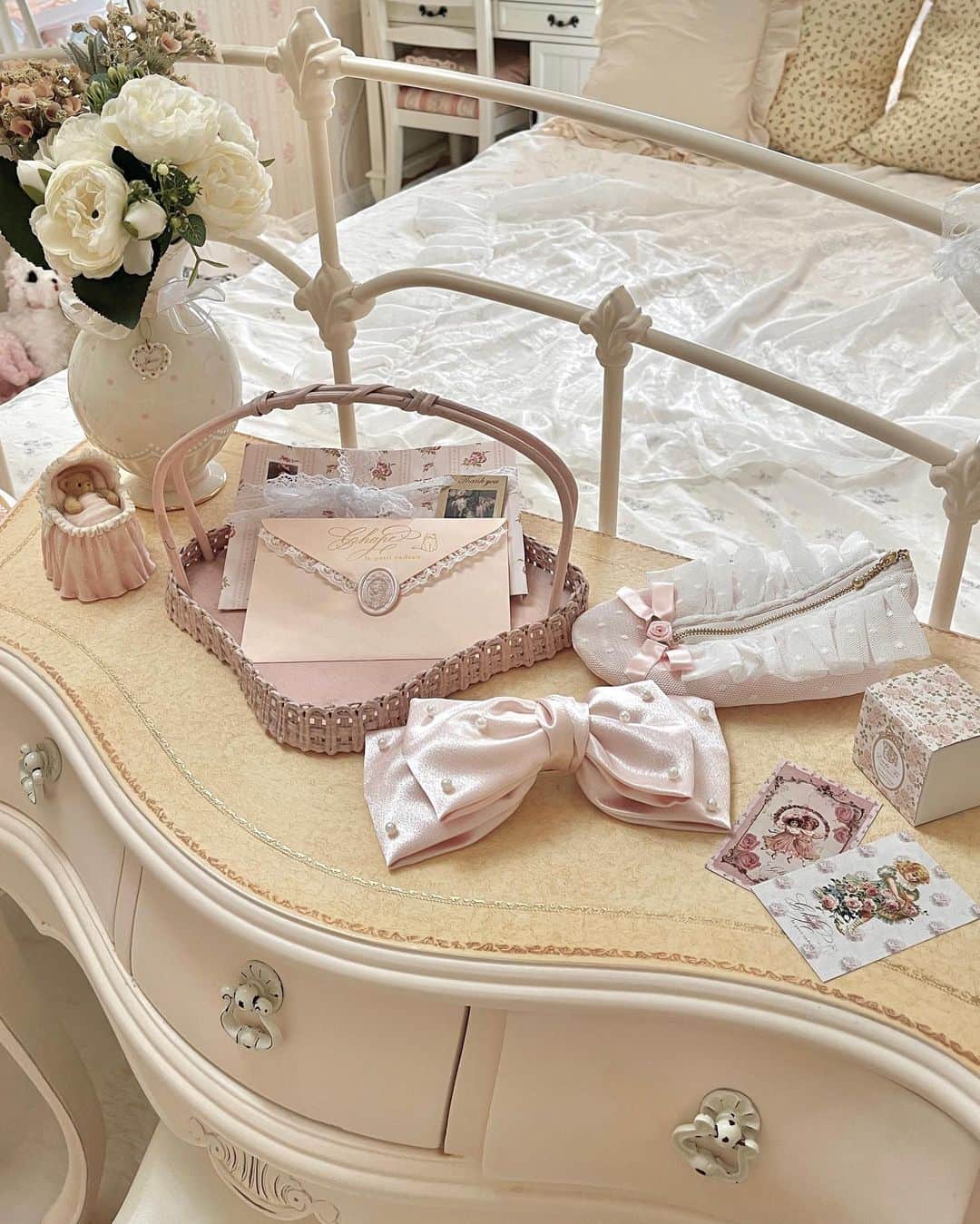 織田エリカのインスタグラム：「𝕔𝕦𝕥𝕖 𝕚𝕥𝕖𝕞𝕤🩰🐈🪽  𓂃  @_chape.lepetitcadeau_ の可愛い アイテム達💕  バレエシューズのポーチと リボンバレッタが可愛すぎる🩰 トートバッグのデザインも可愛くて 一目惚れした🥰  ショップカードもとても凝っていて 絶対お買い物したくなるブランドさん🥹💕  𓂃  #ribbon #pink #myroom #room #interior #vintage #vintagegirl #antique #shabbychic #cute #frenchgirl #girly #mery #lauraashley #リボン #ポーチ #マイルーム #インテリア #アンティーク #ヴィンテージ #ルーム #シャビーシック #ベッドルーム #かわいい #diy女子 #ルームツアー #ガーリー #フレンチガーリー #ヴィンテージガーリー #ヴィンテージライク」
