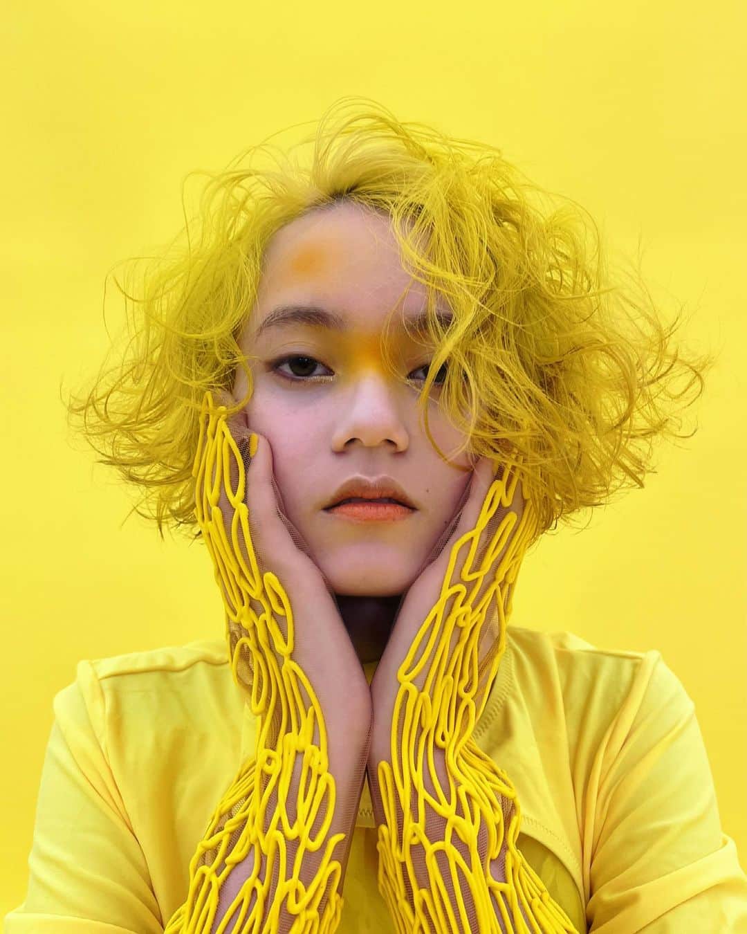 内田聡一郎のインスタグラム：「🍌🍌🍌 preppy offshot  hair @soucuts  make @leco_yuuka  fashion @ququ_ura    for @preppymagazine_official   #LECO #lecotokyo #yellowhair #yellow #yellowcolor #perm #preppy #プレッピー #イエローカラー #イエローヘア」