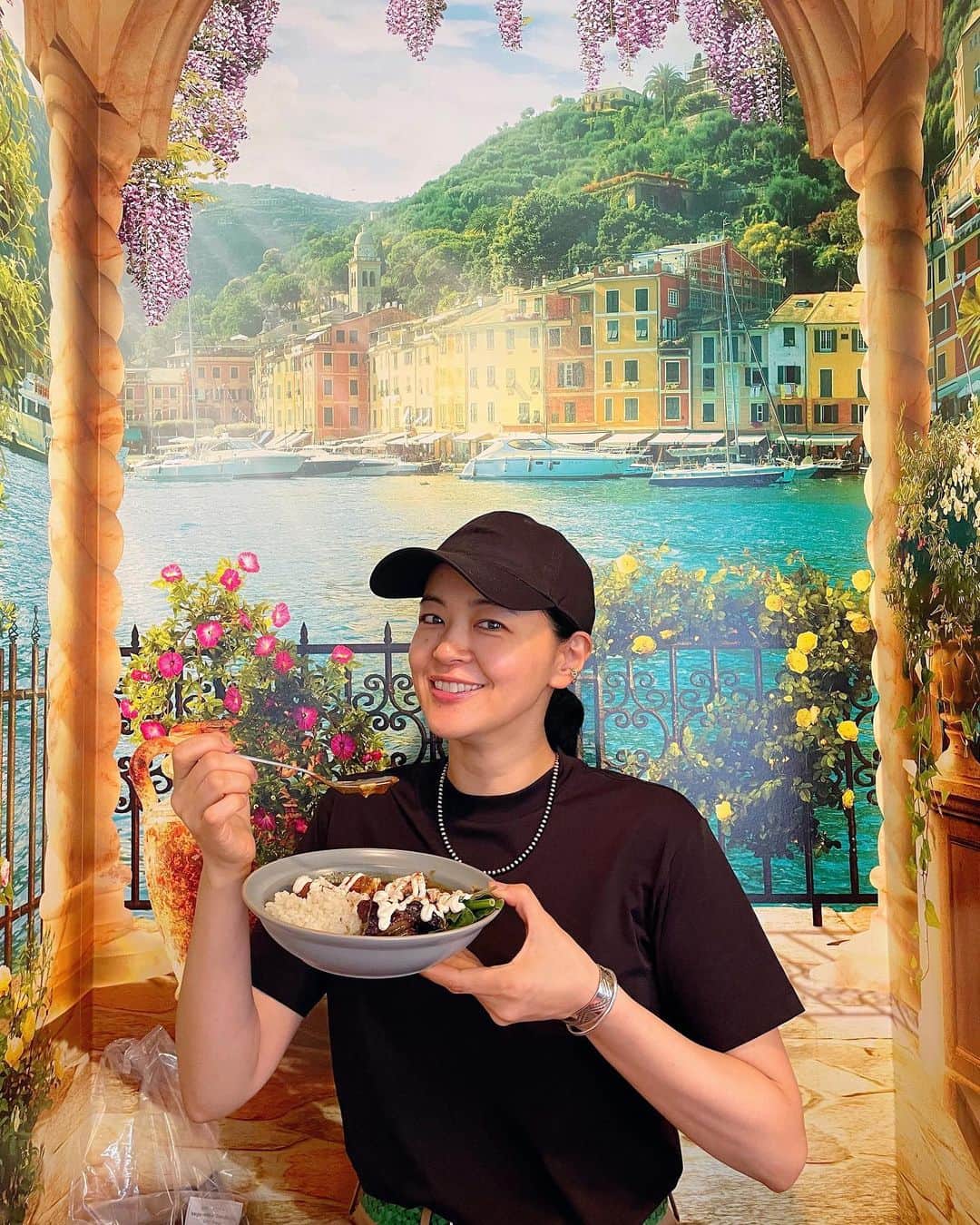 黒谷友香のインスタグラム：「皆さん、こんばんは！ 今日はヴィーガン料理専門店でランチしたよん😋😁😆 遅ればせながら、ヴィーガン専門店は初めてだったから、 沢山のメニューの中から、まずはカレーにしてみた（笑）  ファラフェルっていう、潰したひよこ豆などにハーブや香辛料を混ぜ合わせ、丸めて食用油で揚げた食べ物がめちゃ美味しい🤩カレーにもゴロゴロ入ってた。 あの食感はやみつきだわ😆皆さんは、食べたことある⁇  明後日は6月10日(土)18:30~19:54O.A TX土曜スペシャル 「はらぺこぱ ローカルグルメはしご旅」 があるよ〜😉是非観てね！  https://www.tv-tokyo.co.jp/sat/  #ralphlauren#poloralphlauren#乗馬#馬#東京#tokyo#sdgs#ログハウス#着物#ハーブ#地球温暖化#ガーデニング#LOVOT #ラボット#mediaid#diy#日本#日産 #nissan#EV#日産ariya#ai#大鵬薬品工業#バップフォーレディ#エビス#プレミアムケアハブラシ#いち瑠#黒谷友香」