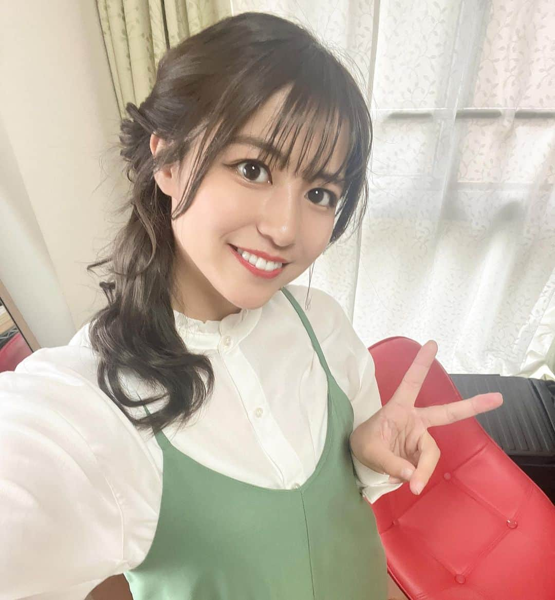 池山智瑛のインスタグラム：「. ヘアメイクしてもらうと 可愛くなれて気分があがるっ💖  自分でもヘアアレンジ上手に なりたいと思い、早10年。笑 . #ヘアアレンジ　#hair #makeup #me」