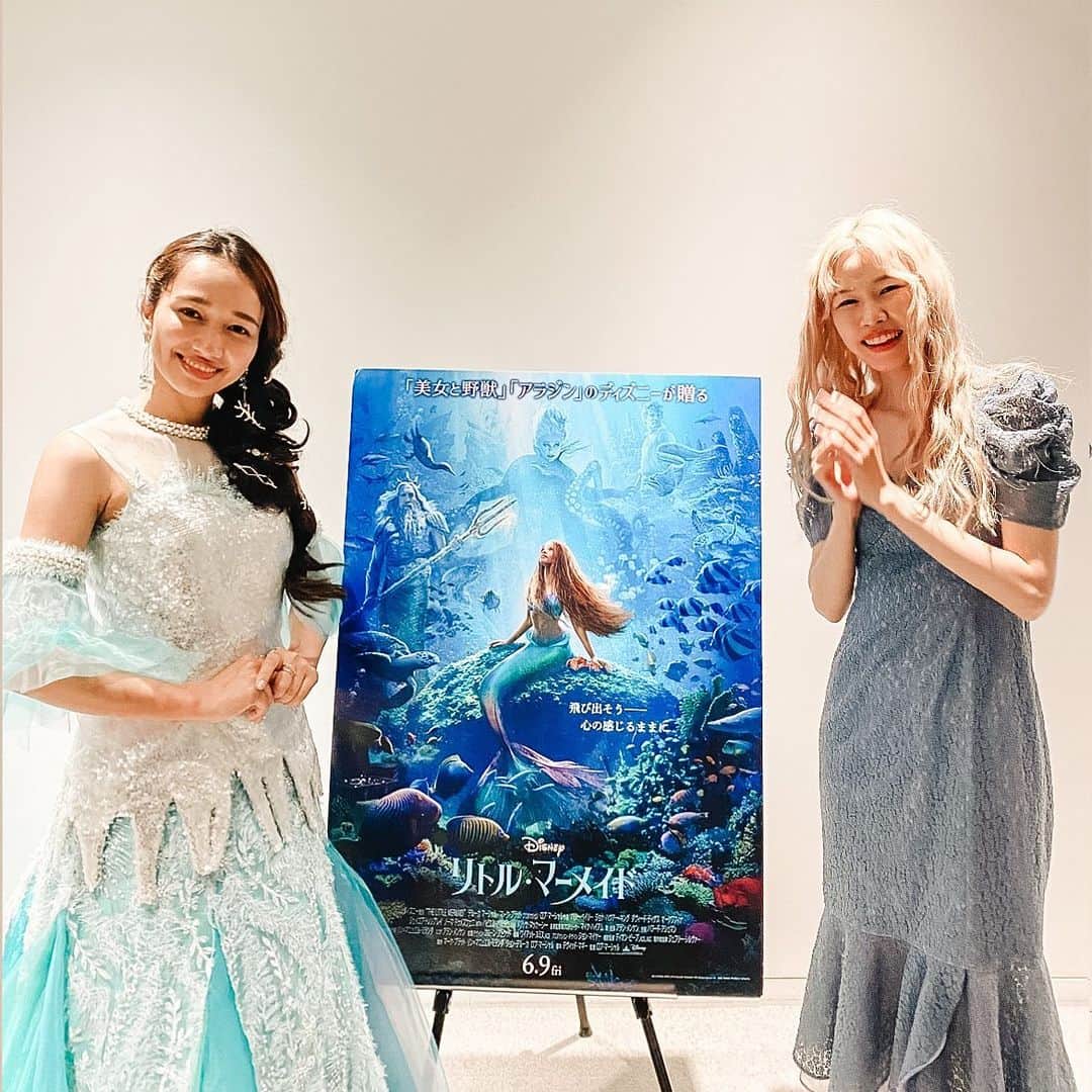 浅場佳苗のインスタグラム：「6月9日(金)公開の映画、 『リトル・マーメイド』のPRとして、 日本語版吹き替え声優の豊原江理佳さんと、 「パート・オブ・ユア・ワールド」を、 歌わせていただきました.. ！🥲✨ (動画はTikTokにて🧜‍♀️🤍)  豊原さん演じるアリエルの歌声を、 真横で聴くことができたことも、 小さなころから大好きな曲を、 一緒に歌わせていだけたことも、 本当にしあわせな時間でした.. ！ 大感謝です！🥲✨  夢を追い求める勇気があれば、 すべての夢は叶うんだ.. ！🏰✨  映画『リトル・マーメイド』 ぜひ劇場で観てくださいね〜！🫶🤍  💌 お土産にいただいた貝殻のポーチ.. 。 宝物すぎて封が開けられない.. ！😂🐚 #リトルマーメイド #ディズニー #アリエル #豊原江理佳 さん #tokyo #japan #dancemusic #dancepop #edm #singer #songwriter #シンガーソングライター #フレキシタリアン #ゆるヴィーガン #動物愛護 #サスティナブル #エコ #地球にやさしいミュージシャン #愛犬家 #tiktok #浅場佳苗 #kanaeasaba」