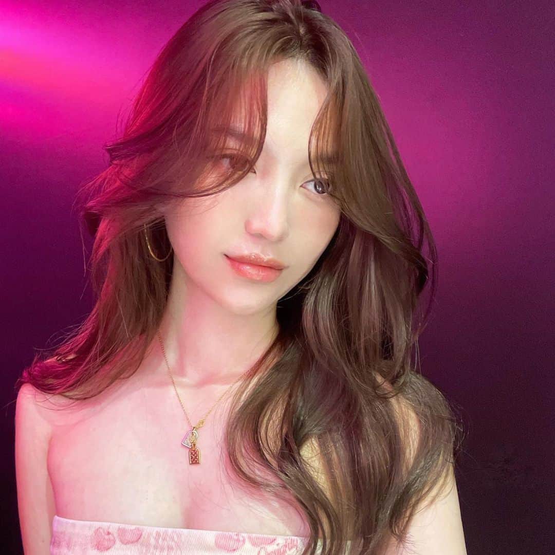 原涼香のインスタグラム：「大人気𝙗𝙚𝙞𝙜𝙚 🤎ブリーチなし明るめカラー🎀 ㅤㅤㅤㅤㅤㅤㅤㅤㅤㅤㅤㅤㅤ カラーのみで明るめを続けると 透明感がすごくでます✨ 一回で明るめ希望の方はWケアカラーがオススメです🫶🏻 ㅤㅤㅤㅤㅤㅤㅤㅤㅤㅤㅤㅤㅤ menu... ●カット ●プレミアムケアカラー(or Wケアカラー) ●バイカルテトリートメント ㅤㅤㅤㅤㅤㅤㅤㅤㅤㅤㅤㅤㅤ 是非お任せください🤍 ㅤㅤㅤㅤㅤㅤㅤㅤㅤㅤㅤㅤㅤ  #SHIMA #韓国ヘア#韓国スタイル#海外ヘア#レイヤーカット#ワンホンヘア#ワンホン#ブリーチカラー#網紅#初カラー#ハイトーン#暗髪#ベージュカラー#ラベンダーカラー#グレージュ#オリーブカラー#透明感カラー#銀座美容院#銀座美容室#美容師#美容学生#시스루뱅#레이어드컷#hairstyle#y2k#fasion#color#layered#beige#メイク」