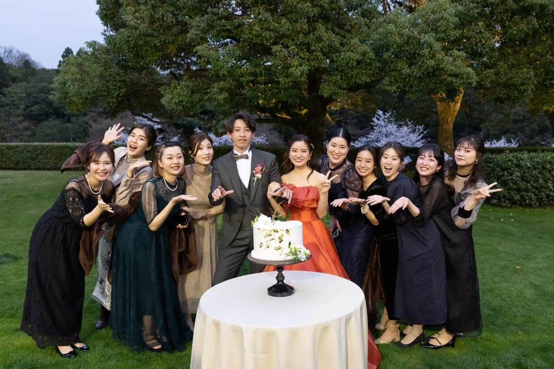 迎賓館さんのインスタグラム写真 - (迎賓館Instagram)「.  wedding photo  ゲストの皆さまと過ごす一瞬一瞬がかけがえのない最高の瞬間  一生の宝物にしたい  そんな１日でありますように  /////////////////////////////    1日2組限定の贅沢  大阪万博で世界中の国賓をもてなした 本物の迎賓館   都心から少し足を延ばすと 8万坪の緑一面のリゾートが広がる 圧倒的な開放感  四季折々の美食をお贈りします  ブライダルフェアにてご試食も可能◎ 公式ホームページが最もおトク！！ プロフィール欄より簡単予約  /////////////////////////////  #迎賓館 #万博迎賓館 #ghk花嫁 #結婚式 #wedding   #テラコッタドレス #ウェディングケーキ #ガーデンウェディング #garden」6月8日 20時30分 - geihinkan1970