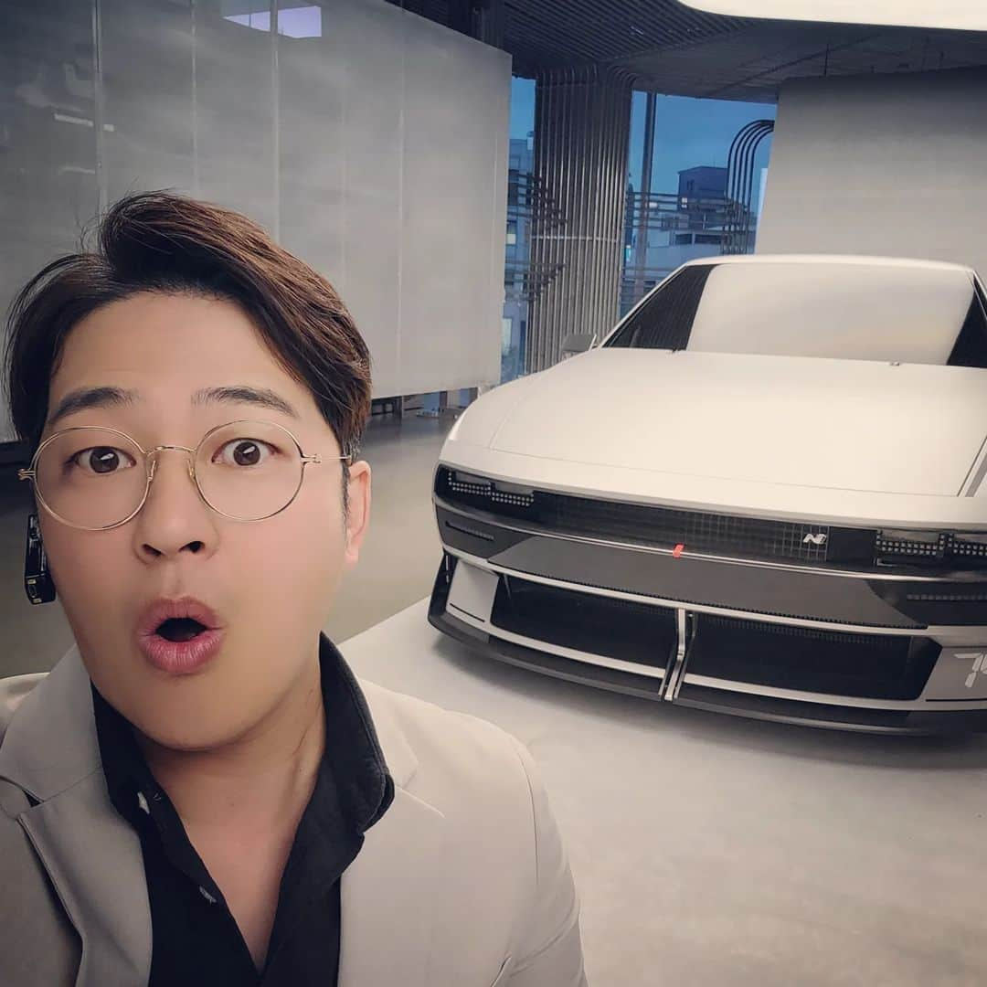 パク・クァンヒョンのインスタグラム：「#포니의시간  #비전n74 #Hyundai 눈호강 제대로 했네요... 이 차는 꼭 한번 타보고 싶네요 ㅎㅎ 정말 압도적인 스케일에 입이 쩍 벌어지네요...  #박광현 #차올라」