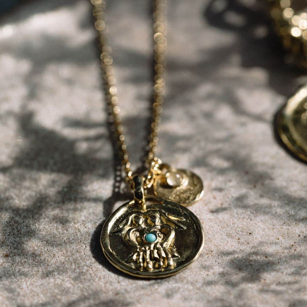 グーセンス パリのインスタグラム：「Gemini season is upon us and our Astro necklace is the best gift to celebrate.  #goossensparis」