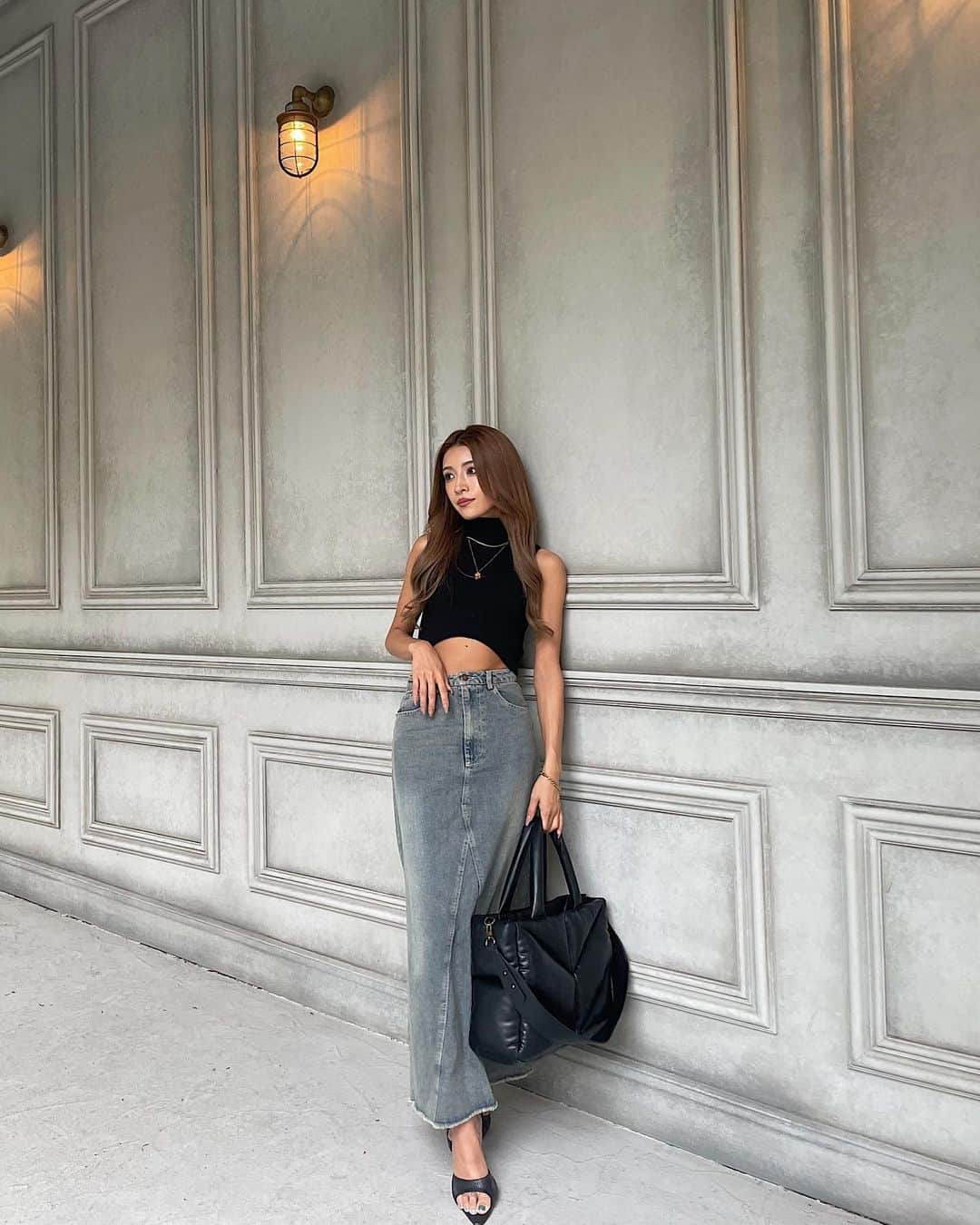 MIWAのインスタグラム：「#ootd 📝🖤 ㅤㅤㅤㅤㅤㅤㅤㅤㅤㅤㅤㅤㅤ ㅤㅤㅤㅤㅤㅤㅤㅤㅤㅤㅤㅤㅤ 質問多かったコーデ✌︎ タグ付けしてます🏷️ デニムスカートも 生地が厚くないから 夏でも履けちゃう🌻♪ ㅤㅤㅤㅤㅤㅤㅤㅤㅤㅤㅤㅤㅤㅤㅤㅤㅤㅤㅤㅤㅤㅤㅤㅤㅤㅤㅤㅤㅤㅤㅤㅤㅤㅤㅤㅤㅤㅤㅤ スニーカーで合わせたverも 動画で撮ってもらった🤓🌼  code🔎 tops/ @shein_japan (11565426) skirt/ @blondey_official  shoes/ @shein_japan (14873386) bag/ @glamlipsofficial   #デニムスカート #夏コーデ#outfit #fashion#ロングヘアー #シールエクステ#SHEIN #shein購入品#プチプラコーデ」