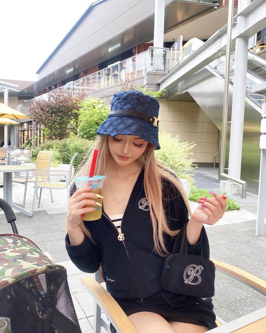 アンジェリカのインスタグラム：「お散歩コーデ🅱️🖤🐩🩶 @select_coco8 の帽子初おろし‪‪❤︎‬」