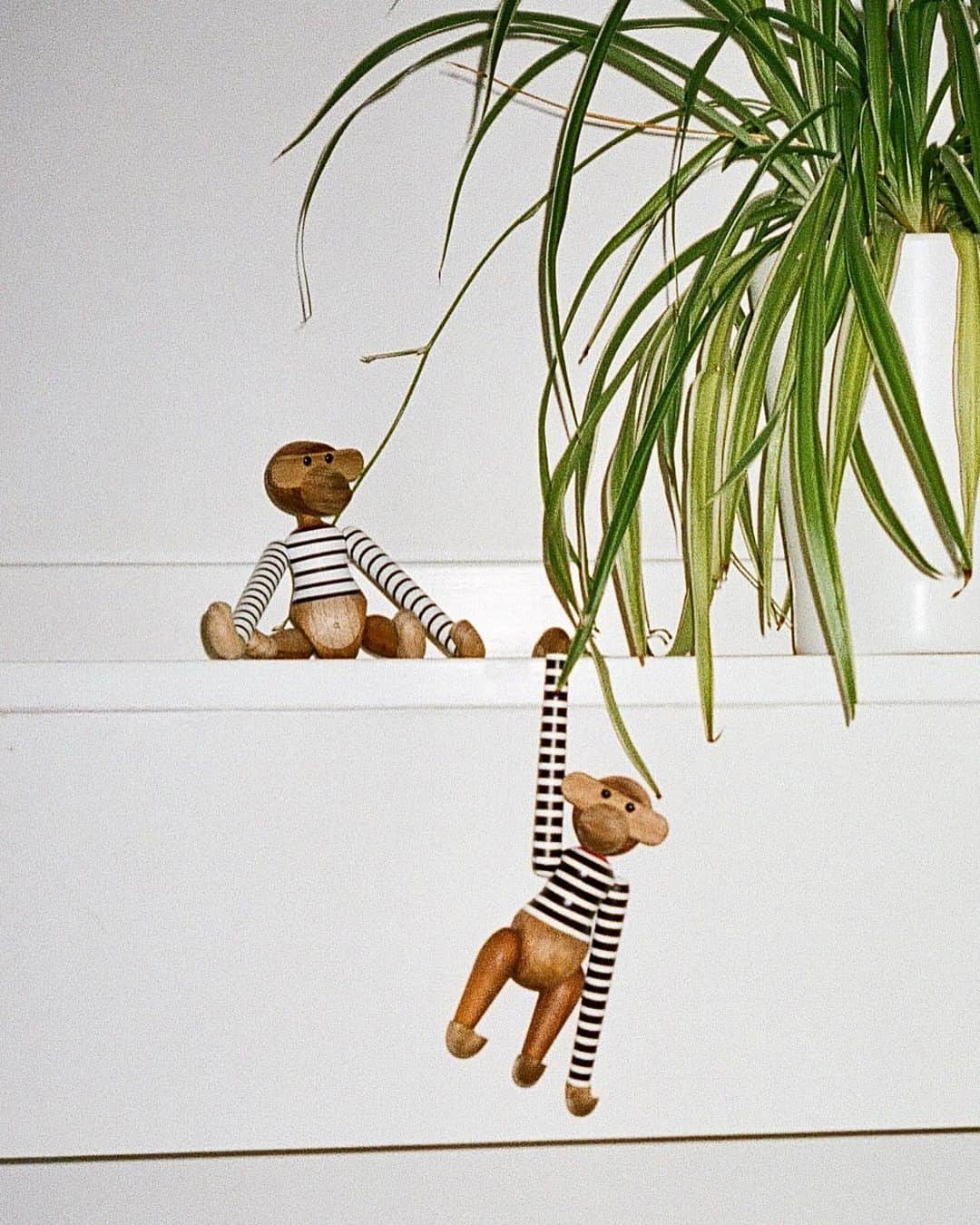 マッツノーガードのインスタグラム：「The monkey and the #101 T-shirt have both seen occasional relaunches in new variants since their respective debuts in 1951 and 1967. The original designs, which are firmly tethered to solid shapes and bold stripes, also leave room for change. This special edition, which clothes the Monkey expresses in every way the narrative of modern design heritage and mutually-complementary values.  The monkey in its painted T-shirt is available in three sizes and two variants: white with black stripes based on the original #101 t-shirt and a new version in black with white stripes. Both variants feature red neckline edging.   To mark this design collaboration, we have created a new variant of the original #101 T-shirt. We call this version 'KAY'. Shop it online on www.madsnorgaard.com ❤️」