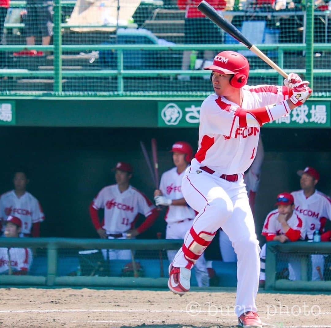 八百板卓丸のインスタグラム：「都市対抗二次予選東北大会　第2代表トーナメント2回戦で負けました。 今年から社会人野球に挑戦してたくさん感じる事があります。プロ野球とはまた違った厳しさがあり日々奮闘中です！ 来週からクラブ選手権も始まるのでチーム一丸となって戦います💪 応援宜しくお願い致します。  個人的には兄弟アベック弾打てて嬉しい✌️ いつか打てると良いなと思ってたけど、こんなに早く打てるとは....笑 後ろは任せた兄貴  #エフコム #エフコムベースボールクラブ #都市対抗野球  #八百板卓丸  #八百板飛馬 #3番4番コンビ  #アベック弾 #クラブ選手権予選」