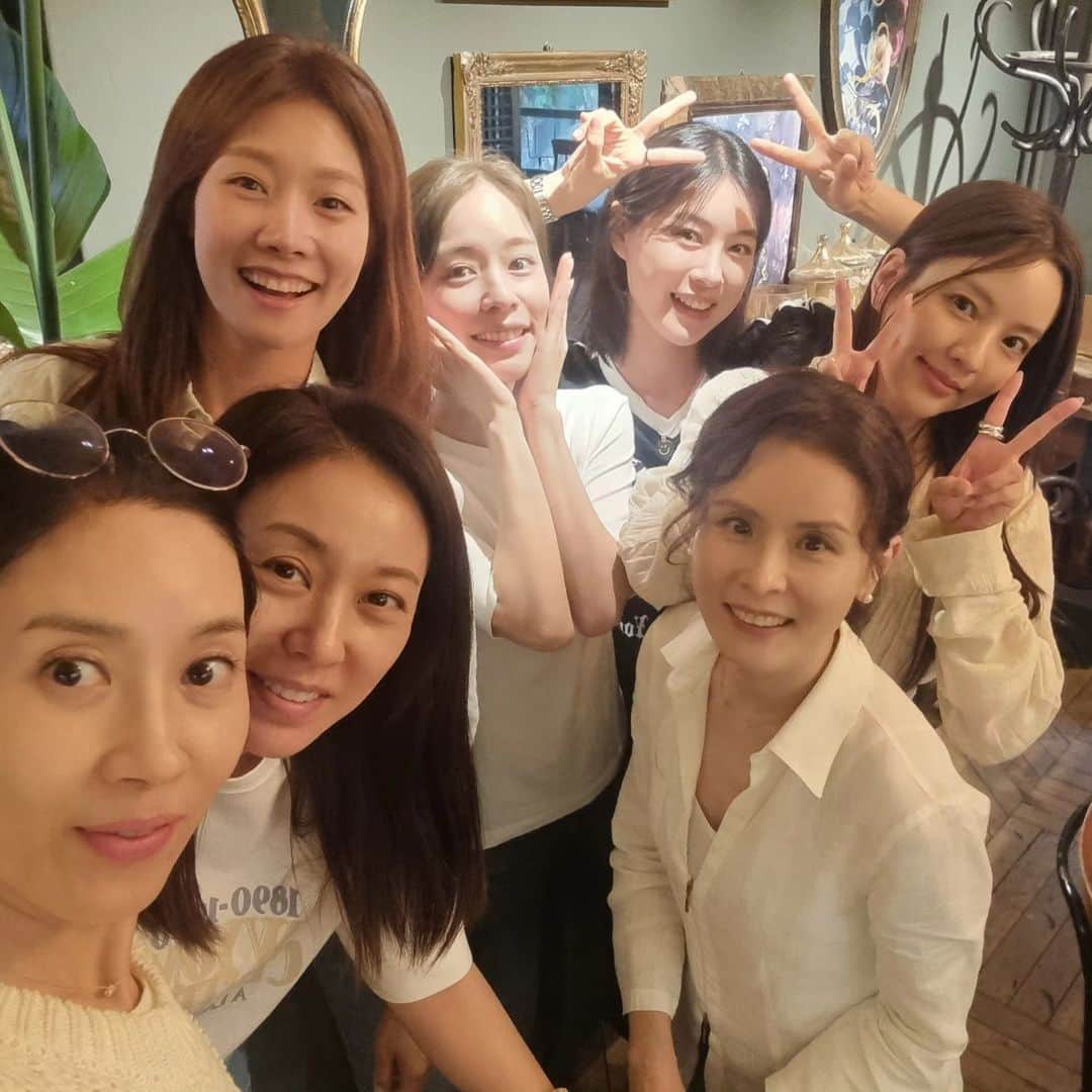 ホン・アルムのインスタグラム：「#으라차차내인생 의 소중한 인연💜 선배님들 항상 감사합니다😍 얘두라 우리 더욱더 힘차게 질척여보자💕 ㅋㅋㅋㅋㅋㅋㅋㅋㅋ 다들 따랑해요🫶」