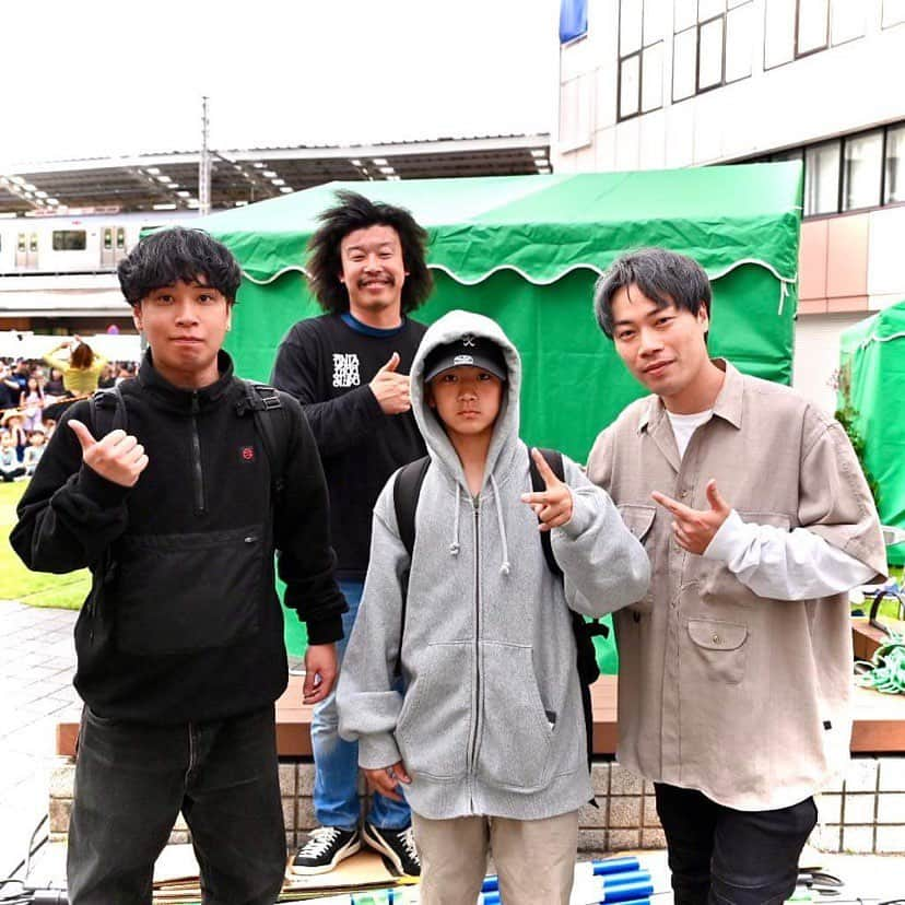 横田陽介のインスタグラム：「5/27-28 自由が丘マルシェ  ヒューマンビートボックス TATSUYAくん BBOY Jyunki  BBOY ienari   の３名とコラボレーション！🎵⚽️🎤 2日間で4ステージお疲れ様でしたー！  にしても、都会の駅前にあんなステージ作っちゃうんですね！気持ち良かったー！ 運営スタッフの皆さんもお疲れ様でした！  @satomi_201805 さん、写真ありがとうございました😊  #フリースタイルフットボール」