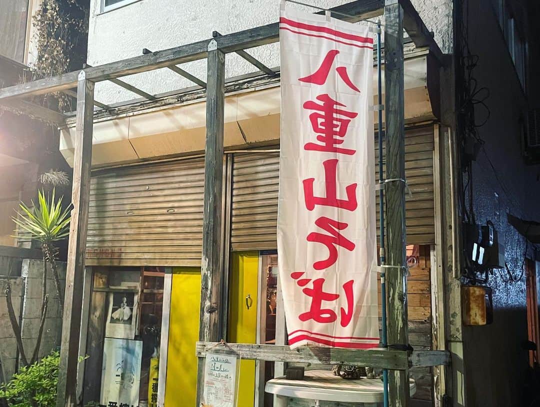 沢井美空さんのインスタグラム写真 - (沢井美空Instagram)「💐 ⁡ ⁡ ⁡ ⁡ ⁡ ⁡ 上京したての10代の頃から10年以上通った沖縄料理屋さんが、先月で閉店😢 ⁡ うちらが悩んだ時、寂しい時、いつも変わらない居場所でいてくれてありがとう。 ⁡ 東京の実家みたいで、誰かしら一緒にご飯食べて、おじさんと話して、そうやって当たり前に何年も過ぎたけど、当たり前のことなんてなんにもないよね。 ⁡ 日々色々なことが変わってく中で、変わらず何年も何年もここに在ってくれたお陰で楽しかった。 ⁡ 仕事で最後の日いけなかったけど、また駒沢のみんなと会えるのが楽しみ！ ⁡ おじさん、一旦お疲れ様でした😊」6月8日 20時50分 - mikusawai