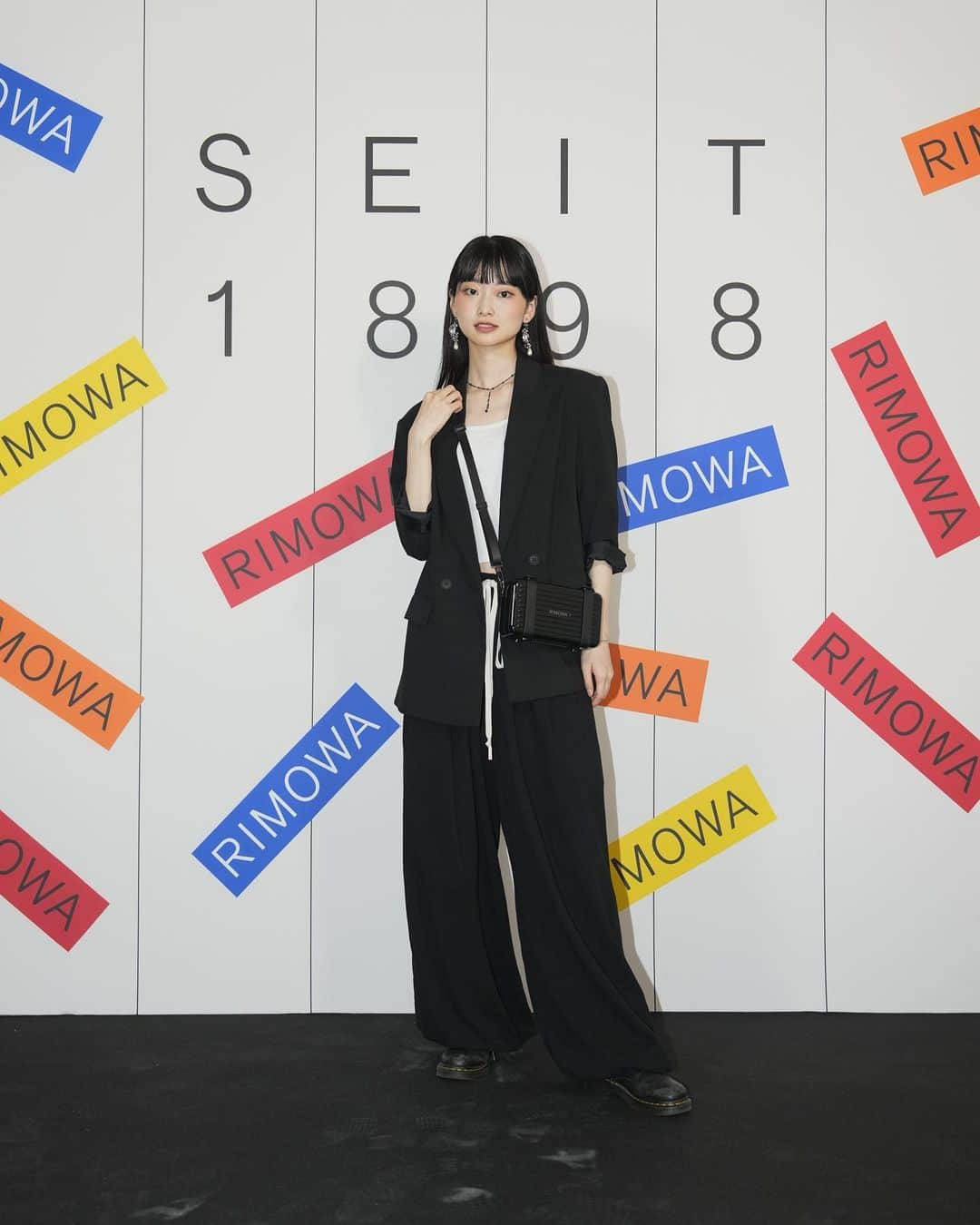 月山京香さんのインスタグラム写真 - (月山京香Instagram)「. RIMOWA 125周年アニバーサリー展 「SEIT 1898」🌏💫  今までのアイテムのアーカイブ展示や歴史を見れて とても楽しめるコンテンツが沢山！  レザータグに刻印してもらったの！ 私は大好きな青のレザーにグリッターのイニシャルを💙 @mari_ka95 さんと一緒にプリクラ撮ったの！ 楽しかったー！🫶🏻  #RIMOWA125　 #RIMOWAseit1898」6月8日 20時50分 - i_am_kyoka_yade