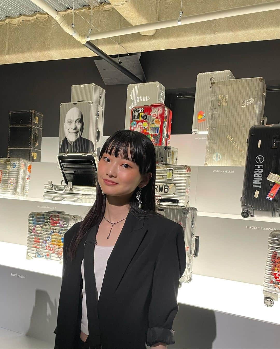 月山京香さんのインスタグラム写真 - (月山京香Instagram)「. RIMOWA 125周年アニバーサリー展 「SEIT 1898」🌏💫  今までのアイテムのアーカイブ展示や歴史を見れて とても楽しめるコンテンツが沢山！  レザータグに刻印してもらったの！ 私は大好きな青のレザーにグリッターのイニシャルを💙 @mari_ka95 さんと一緒にプリクラ撮ったの！ 楽しかったー！🫶🏻  #RIMOWA125　 #RIMOWAseit1898」6月8日 20時50分 - i_am_kyoka_yade