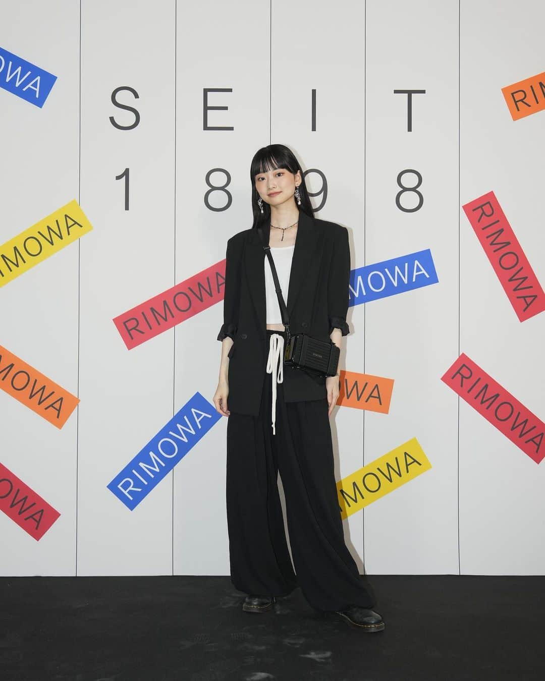 月山京香さんのインスタグラム写真 - (月山京香Instagram)「. RIMOWA 125周年アニバーサリー展 「SEIT 1898」🌏💫  今までのアイテムのアーカイブ展示や歴史を見れて とても楽しめるコンテンツが沢山！  レザータグに刻印してもらったの！ 私は大好きな青のレザーにグリッターのイニシャルを💙 @mari_ka95 さんと一緒にプリクラ撮ったの！ 楽しかったー！🫶🏻  #RIMOWA125　 #RIMOWAseit1898」6月8日 20時50分 - i_am_kyoka_yade