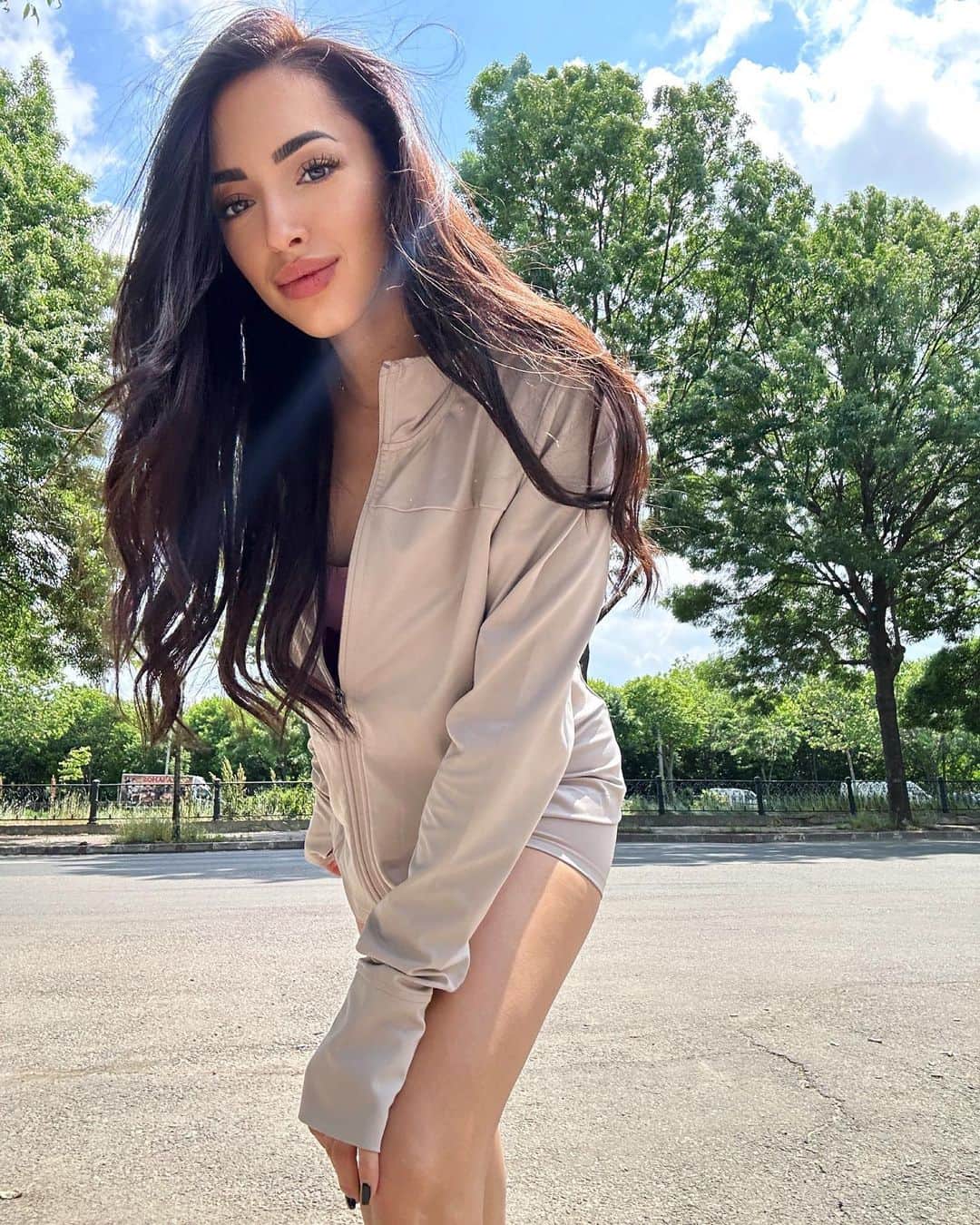 のインスタグラム：「Mereu in miscare 🤍🧘🏻‍♀️」