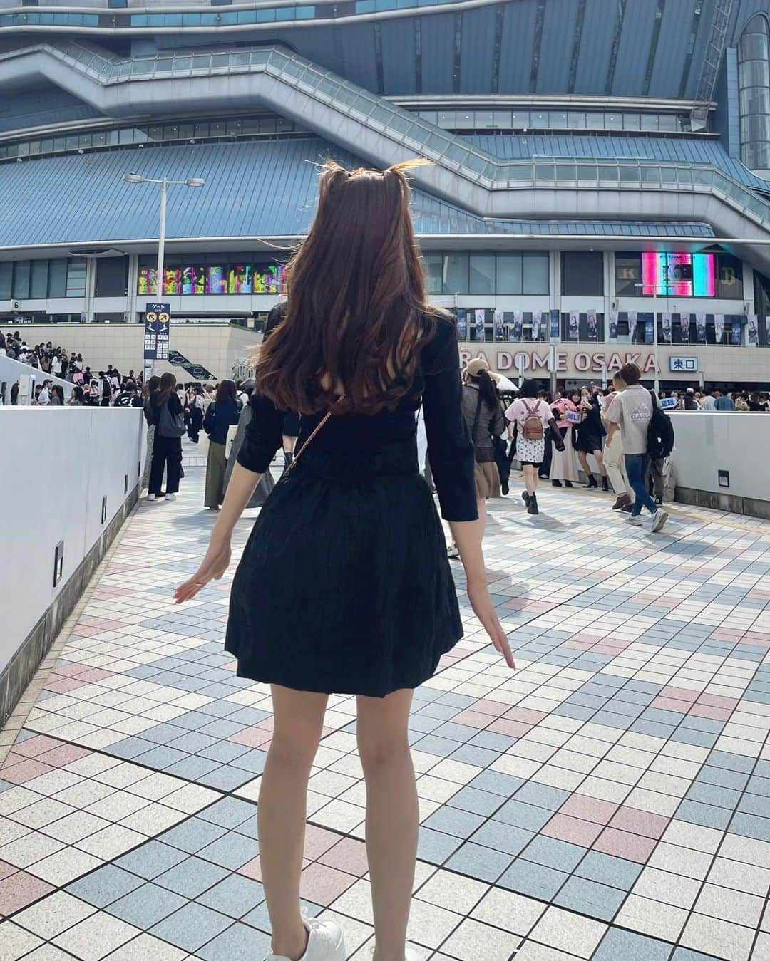 ___mikik___さんのインスタグラム写真 - (___mikik___Instagram)「🖤🩷 @blackpinkofficial  姫達はもうそれはそれは姫でした👸🏻💕💕 登場から涙と興奮が止まらなかった✨ @na.moon.m ありがとう🫶🏻 ⠀ コーデはみんなの意見を参考にblack×pinkで参戦🫡 髪はジスちゃんヘアにするつもりだったけど、甘すぎたからハーフツインで。これも十分甘いけど🍫 ⠀ ワンピはロングワンピにもキャミにもなるHYEONの新作❤︎ この日は気合いのミニでいきました🐰 ⠀ スニーカーはずっと買おうか迷っていたzara。再販してたからポチッと。 買って大正解✌🏻😼 ⠀ まだまだ余韻が抜けませんな💕」6月8日 20時54分 - ___mikik___