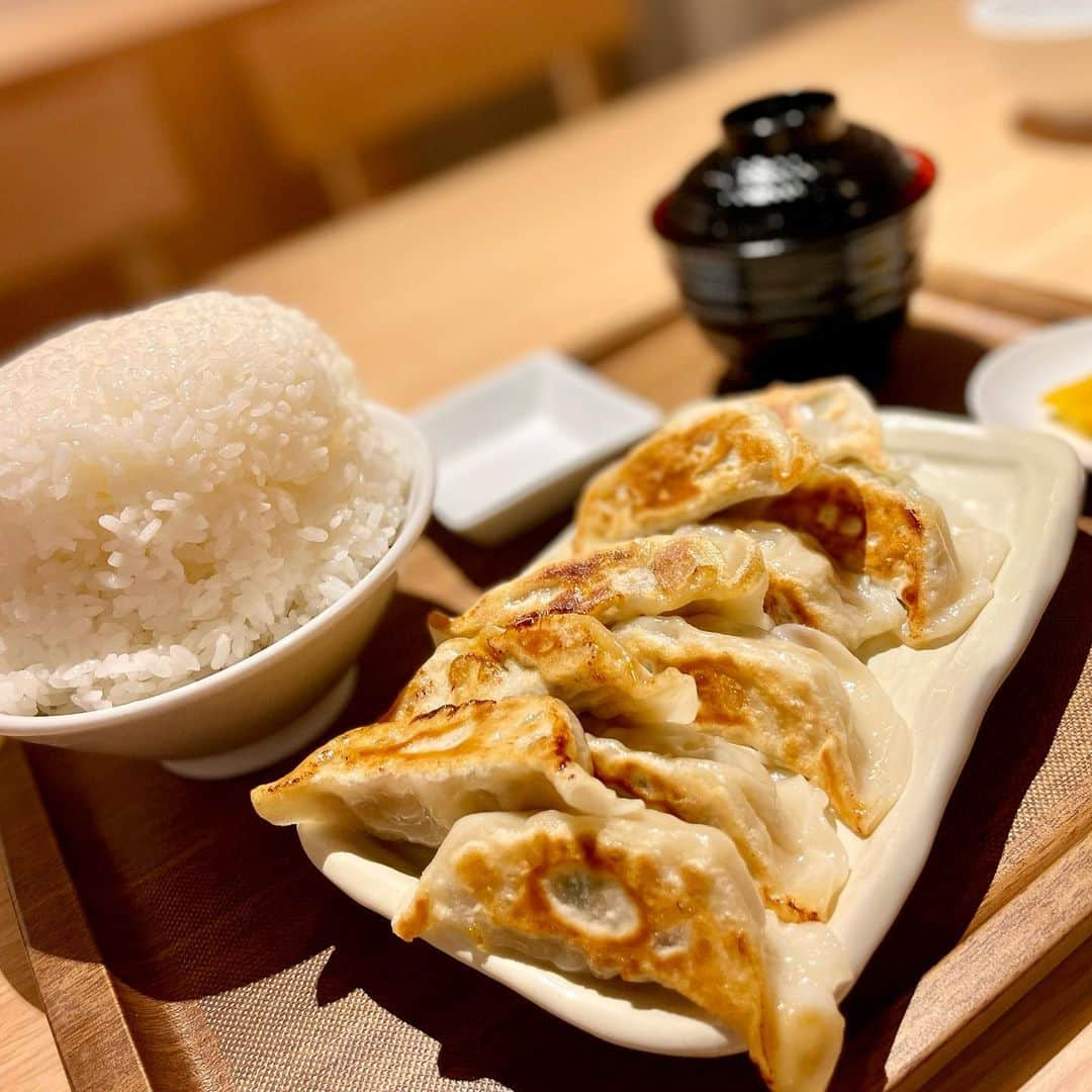 アンジェラ佐藤さんのインスタグラム写真 - (アンジェラ佐藤Instagram)「こんな美味い餃子が街中で1800円で食べ放題開催してる事を知らないなんてっ！！  あまりにも勿体無い！！！！  #札幌食べ放題  #大通り駅 #札幌グルメ  #北海道グルメ  #餃子と伽哩ザンギの店点心札幌  #餃子食べ放題  #ご飯と味噌汁と漬物も食べ放題  #ひとり飯  #飲みでも利用できるしご飯だけでも利用できる素敵  #学生さんはなんと1500円で食べ放題  #いつもたくさん食べさせていただきありがとうございます #北海道吃到飽 #北海道好吃 #ヒンナヒンナ」6月8日 21時04分 - angela_satou