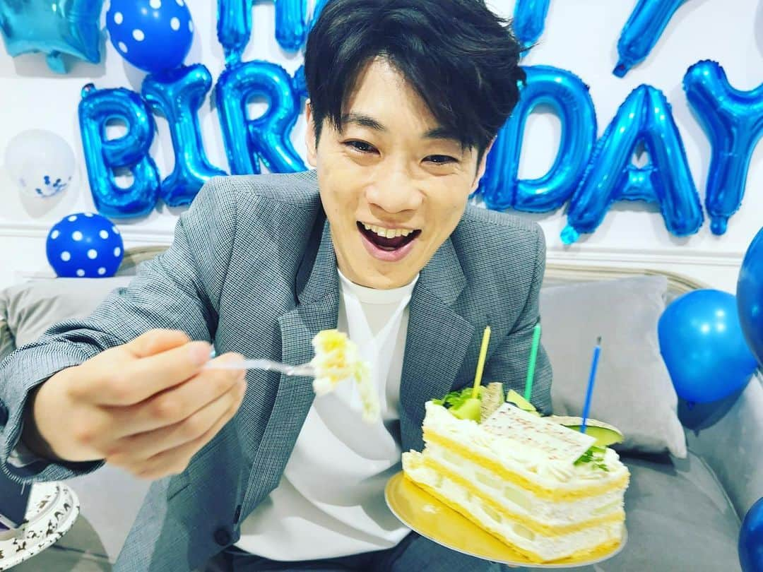 横山だいすけさんのインスタグラム写真 - (横山だいすけInstagram)「今年もお誕生日生配信ありがとうございました！✨  餃子もメロンケーキもとてもおいしく食べてましたー🍈 今年はスパチャもみなさん本当にありがとうございます！ アーカイブもありますので、 ぜひご覧ください♪  そして！ ㊗️20万人登録者突破！ 本当にありがとうございます✨ これからも親子で楽しくなれるような動画を投稿していきますので、 みんなで素敵な動画作っていきましょー💐  * * * #横山だいすけ #だいすけお兄さん #YouTubeはじめました #YouTube #子育て #教育 #知育 #童謡 #音楽 #生配信 #お誕生日 #birthday #20230529  #歌 #みんなで遊ぼう #みんなで歌おう  #音楽好きな人と繋がりたい #follow」6月8日 21時05分 - daisuke_youtube