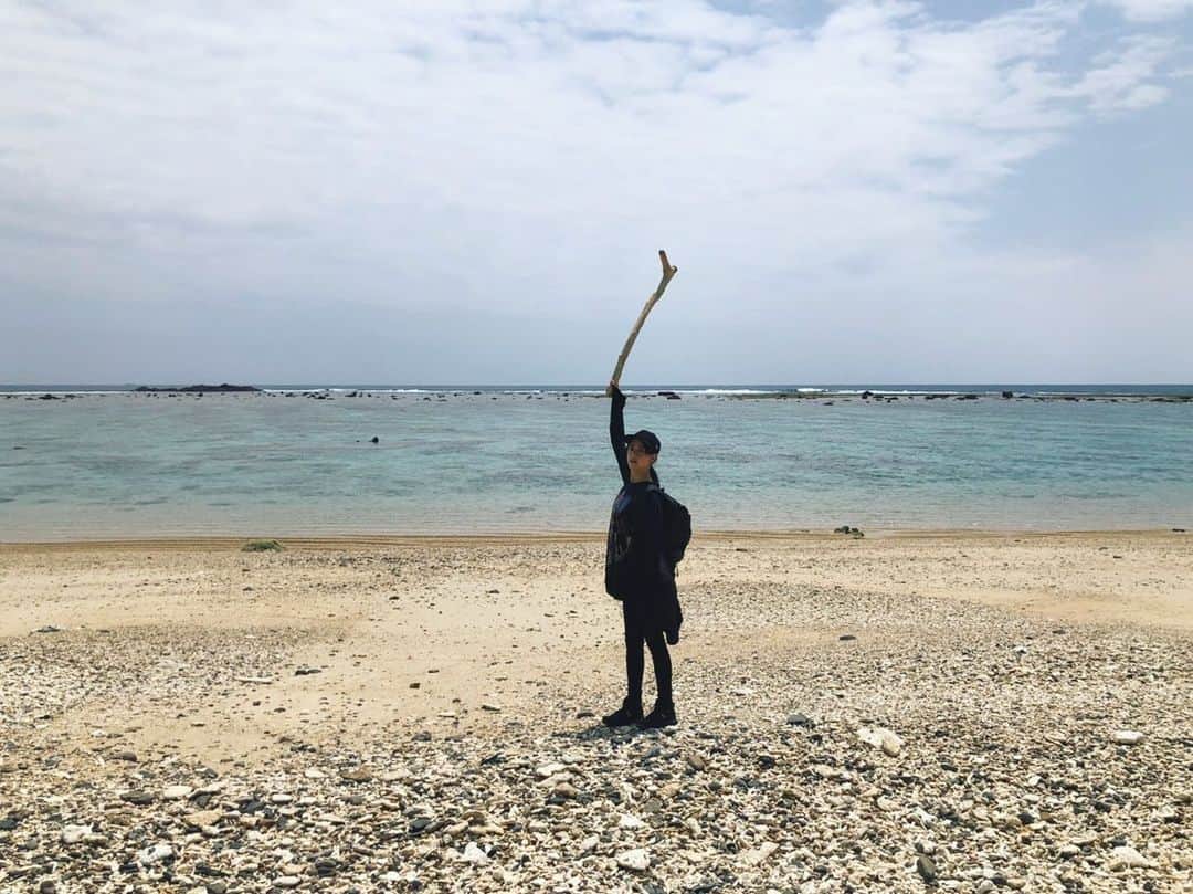 山本美月さんのインスタグラム写真 - (山本美月Instagram)「☾ ໋꙳  6月16日公開 映画『忌怪島』  これはどこだっけ？ 大島ではなくて、加計呂麻島かな？ 私はスタンバイまで時間があったから、海岸でよく貝殻やシーグラスを拾っていました。  そこでいい感じの棒を見つけた時の写真。  でも流石に大きかったから、さよならしました…  加計呂麻島、少し散策出来て楽しかった… とても綺麗で気持ちの良い島でした！  髪がボサボサでごめんなさい_(:3」∠)_   #忌怪島」6月8日 20時57分 - mizuki_yamamoto_official