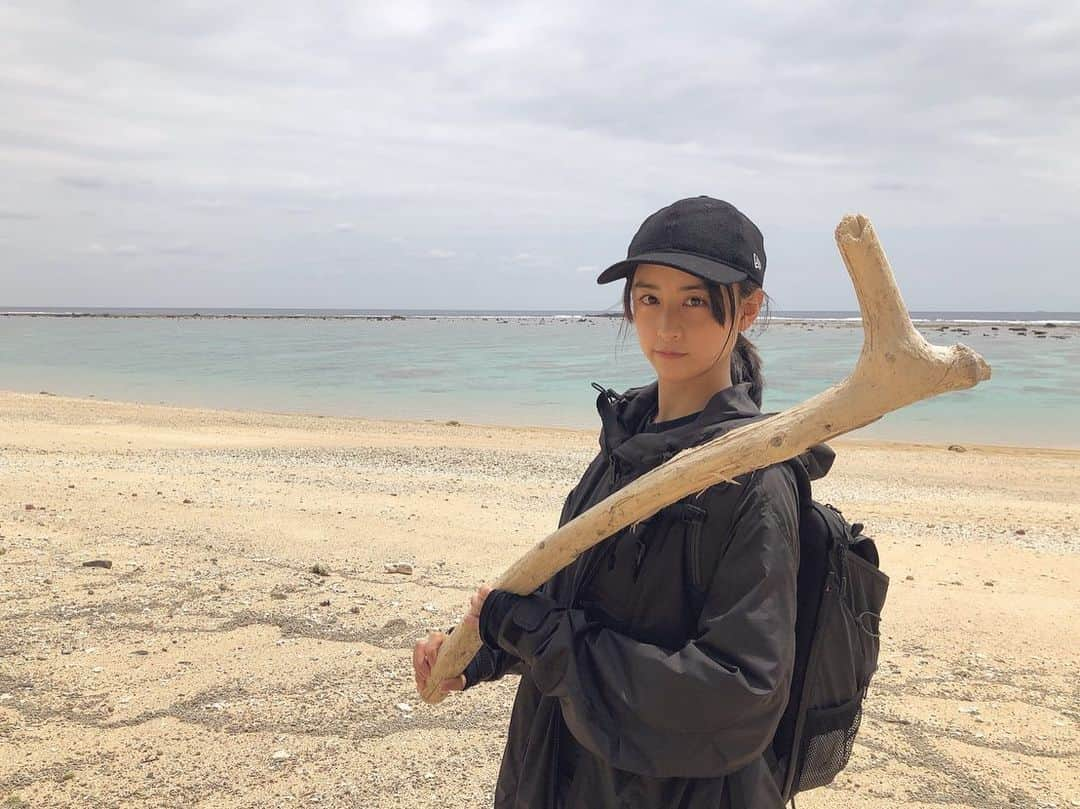 山本美月のインスタグラム：「☾ ໋꙳  6月16日公開 映画『忌怪島』  これはどこだっけ？ 大島ではなくて、加計呂麻島かな？ 私はスタンバイまで時間があったから、海岸でよく貝殻やシーグラスを拾っていました。  そこでいい感じの棒を見つけた時の写真。  でも流石に大きかったから、さよならしました…  加計呂麻島、少し散策出来て楽しかった… とても綺麗で気持ちの良い島でした！  髪がボサボサでごめんなさい_(:3」∠)_   #忌怪島」