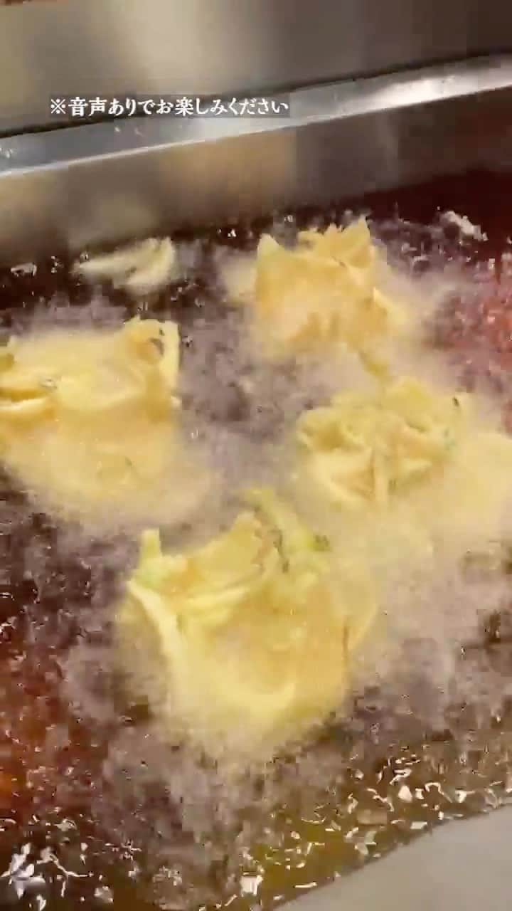 のインスタグラム：「明日天ぷら食べたいと思ったら「😋」で教えてください！  驚きの大きさ #野菜かき揚げ は、高さを出すために専用のかき揚げリングを使って作っています！ジュワジュワ～っと揚がっていく様子を音ありでご覧ください！  #丸亀製麺 #丸亀うどん #udon #麺 #うどん」