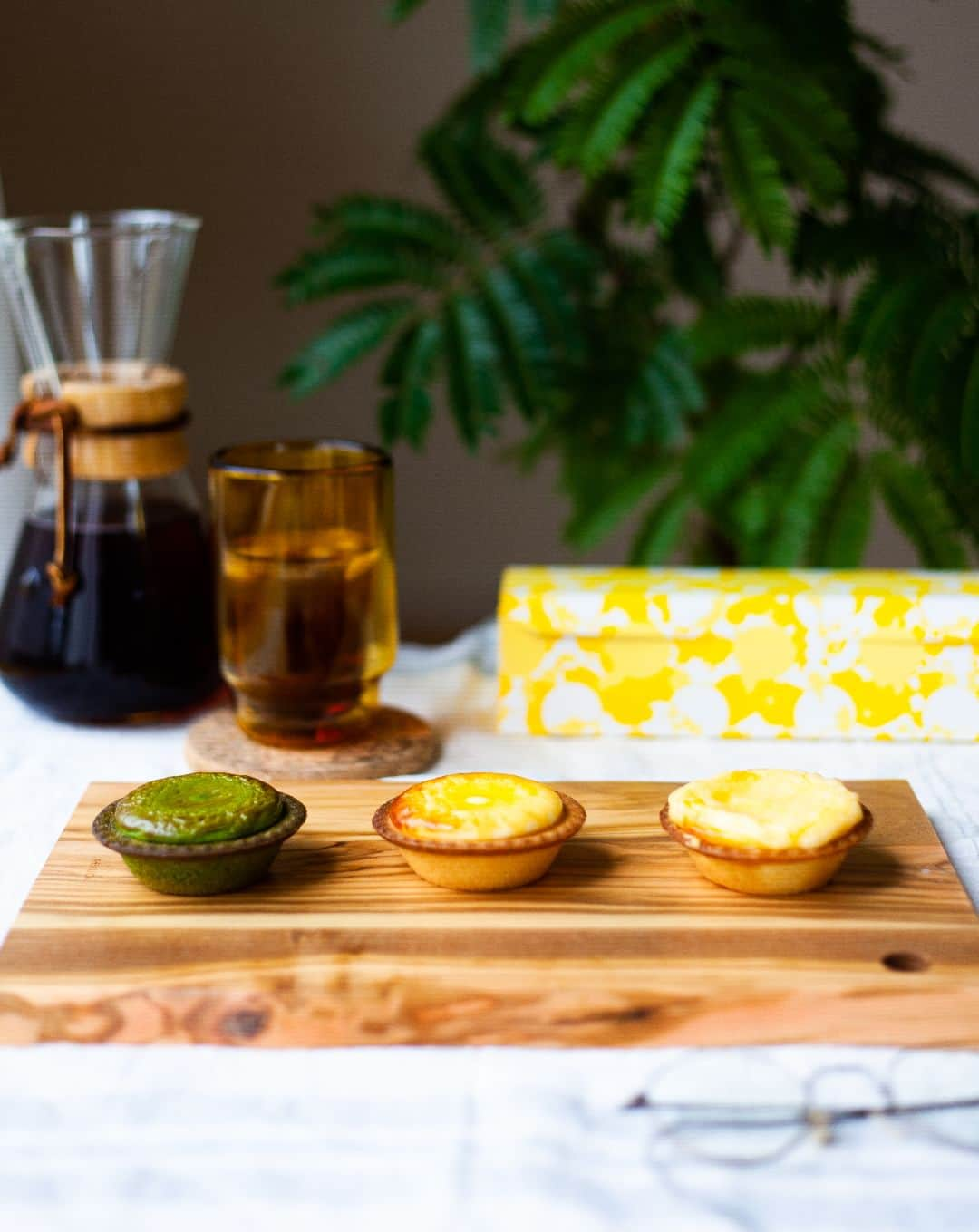 BAKE CHEESE TART OFFICIALさんのインスタグラム写真 - (BAKE CHEESE TART OFFICIALInstagram)「父の日のプレゼントに🎁  定番の焼きたてチーズタルトと 抹茶、ゴーダの3個セットがおすすめです🌿  #ベイクチーズタルト #bakecheesetart #チーズタルト専門店 #チーズタルト #チーズ #チーズケーキ #抹茶 #抹茶スイーツ #抹茶チーズケーキ #maccha #ゴーダ #ゴーダチーズ #父の日 #父の日プレゼント #父の日ギフト #父の日ケーキ」6月8日 21時00分 - bakecheesetart