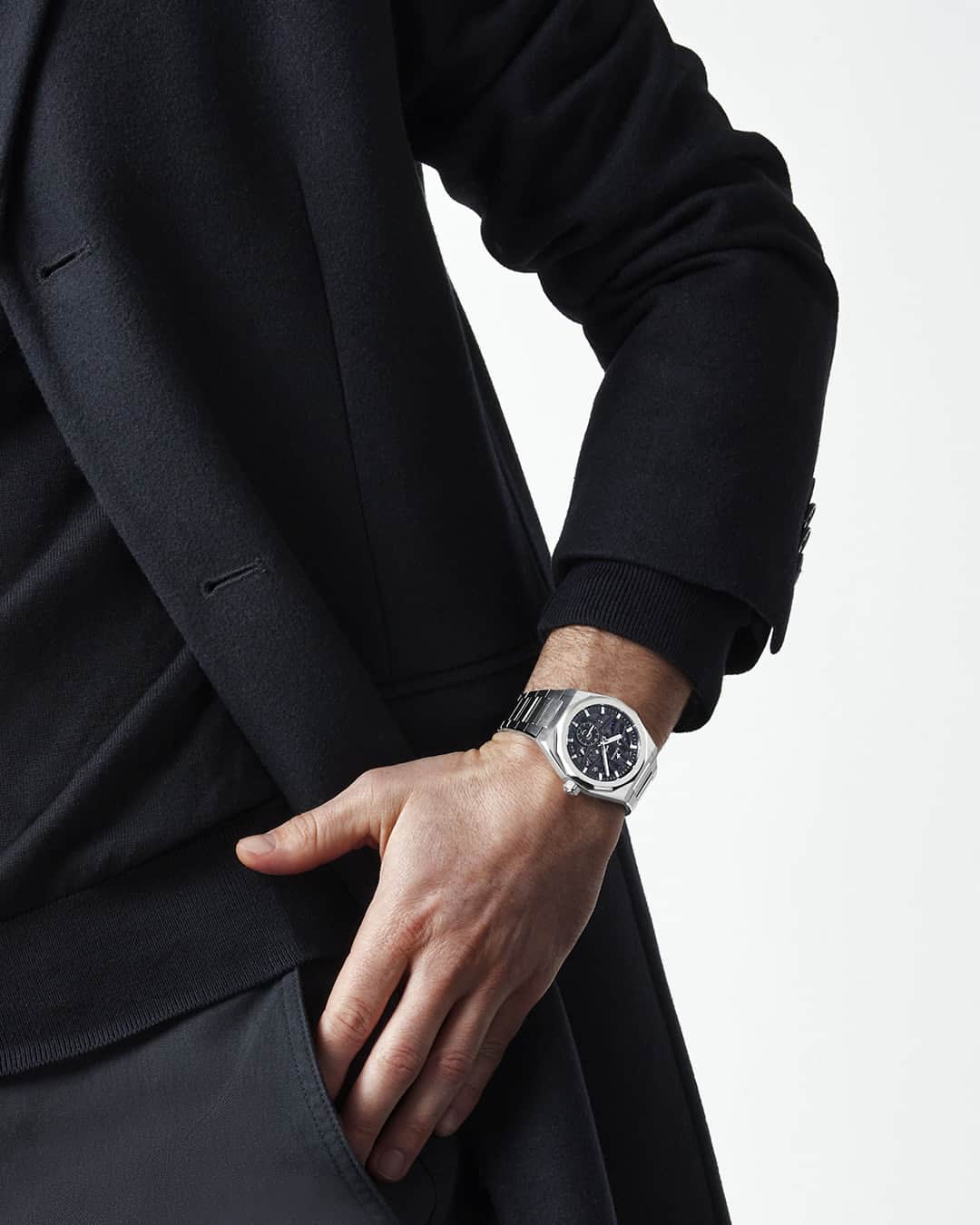 ゼニスのインスタグラム：「#DefySkyline: When openness is a virtue. DEFY Skyline Skeleton in steel with a black open dial.」