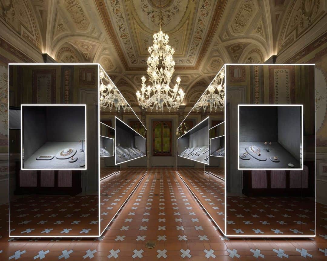 グッチのインスタグラム：「At the Gucci Archive in Florence’s historic Palazzo Settimanni, exquisitely crafted pieces from the new Gucci Allegoria High Jewelry collection were presented.⁣ ⁣ #GucciHighJewelry」