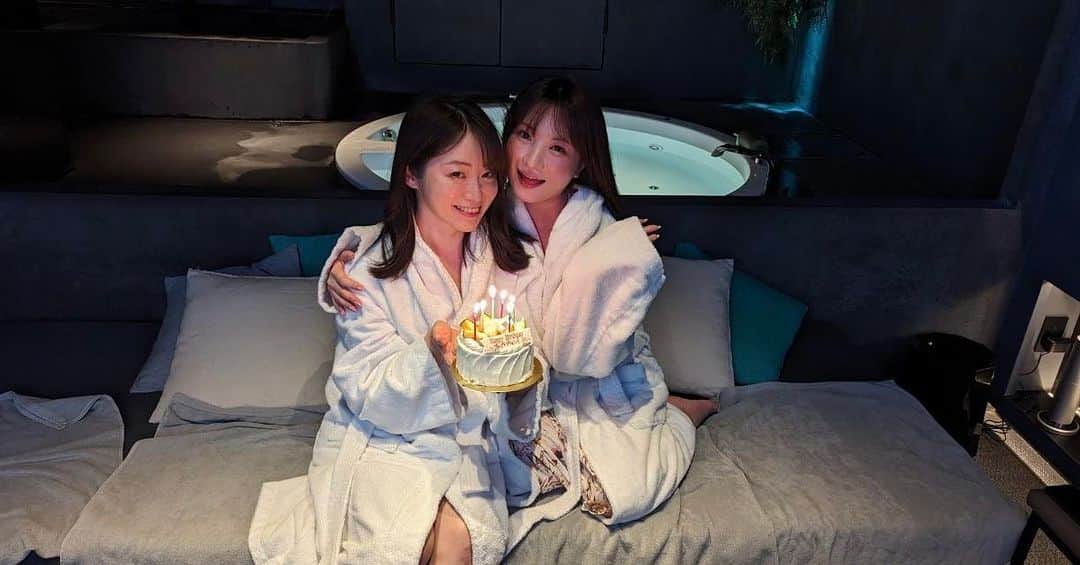 本谷亜紀のインスタグラム：「私史上、一番港区っぽい写真を撮ってしまったw the S by FAVHOTELという超プライベートなサウナにいって来ました！中の人が知り合いで招待していただき感謝🎉  なんと入会金が300万円😂😂　広すぎるサウナ、水風呂、あったかいジャグジー。そして巨大プロジェクターに好きな動画や音楽を流して楽しんだよ〜！水着も貸してくれる！（しかも露出が少なくて着やすい！重要！）  サウナの温度もかなり暑いし、個室サウナにありがちな水風呂がぬるくなる現象もなくてキンキン！！誕生日祝いもしてもらっちゃいました、、！！ゆりこふに私何回祝ってもらってるんだろ❤️  いろんな個室サウナ行ったけど、広さやクオリティは間違いなくピカイチですな！！  #thesbyfavhotel #サウナ #サウナー #サウナ部 #サウナ女子 #サウナイキタイ #サウナ好きな人と繋がりたい #個室サウナ #六本木」