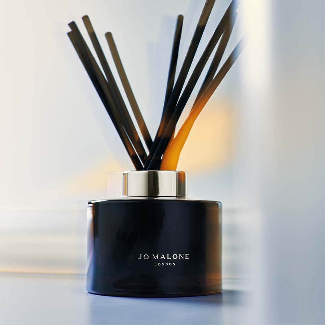 のインスタグラム：「Completely captivating. Journey to the golden sand dunes of the Namib desert with the resinous scent of myrrh mingling with the warm almond and lush vanilla notes of the tonka bean. Tap to shop the Myrrh & Tonka Diffuser. #CologneIntense」