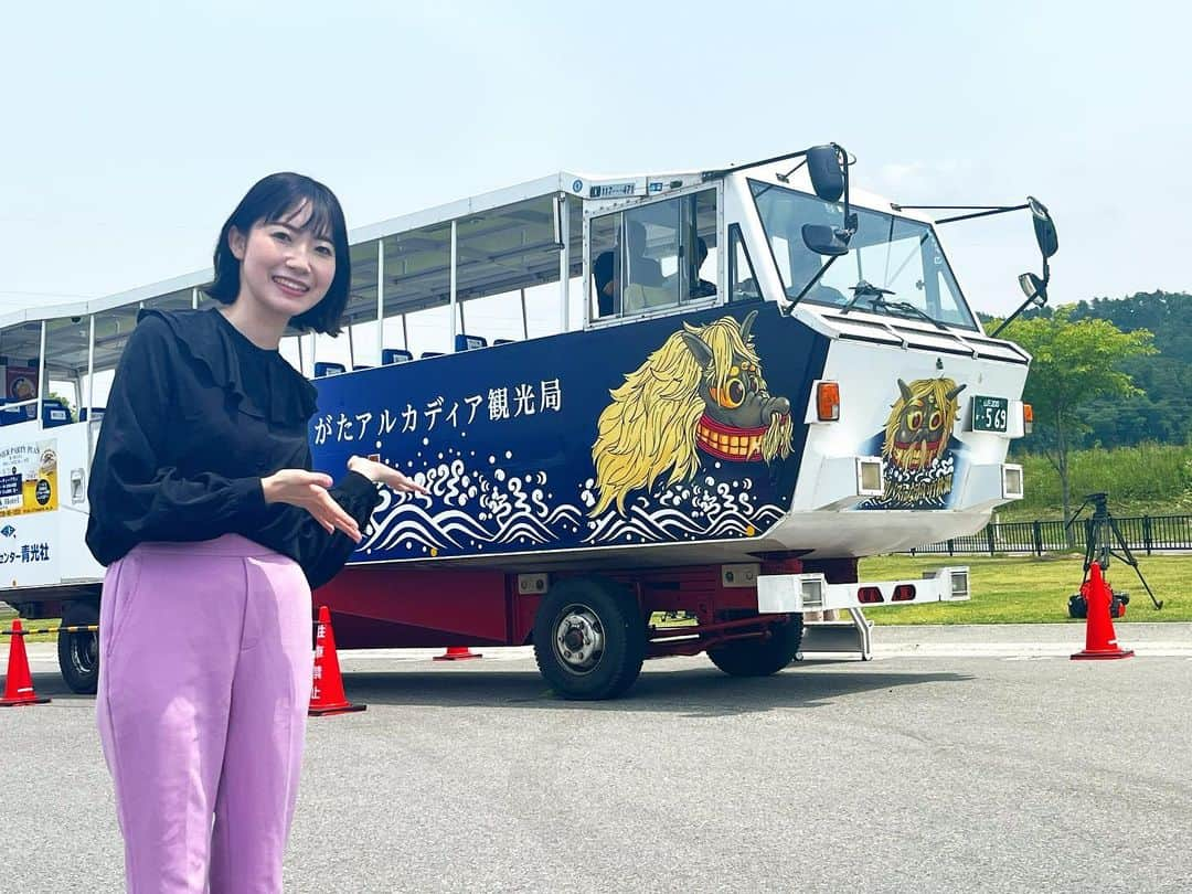 菅原智郁のインスタグラム：「水陸両用バスに乗りました🚎 . .  長井市の #水陸両用バス 2年振りに乗りましたが、やっぱり楽しかった！ 入水するときのスプラッシュ体験が最高です😆 そのあとゆったりとダム湖を回るのもいいですよ～！ 8/6までの予定です！ . @yamagataarcadiatourismbureau  @nagai_kankou  @kankounagai  . #山形 #長井 #長井市 #水陸両用バス #黒獅子 #山形テレビ #アナウンサー #キャスター #ゴジダス #菅原智郁」