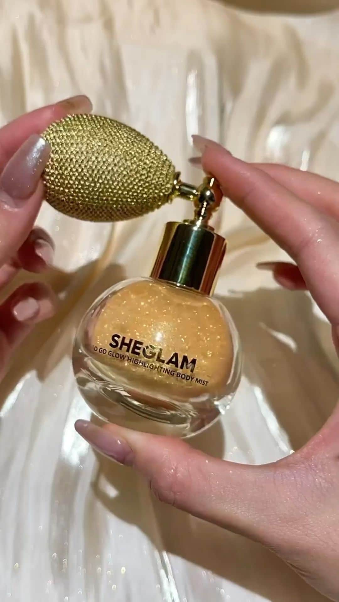 SHEINのインスタグラム：「Ready to GLOW this summer? 🌞✨  Made using a variety of pearlescent powders in different sizes, our Go Go Glow Highlighting Mist offers a prism-like reflective shine so you can sparkle from every angle 💫💫  Snag yours at SHEGLAM.com 🛍🛒  Featured Product: SHEGLAM Go Go Glow Highlighting Body Mist- $5.99 (ID 15635602)  #SHEGLAM #bodymist #crueltyfree #glowingmakeup #highlightingmist #shimmermakeup」