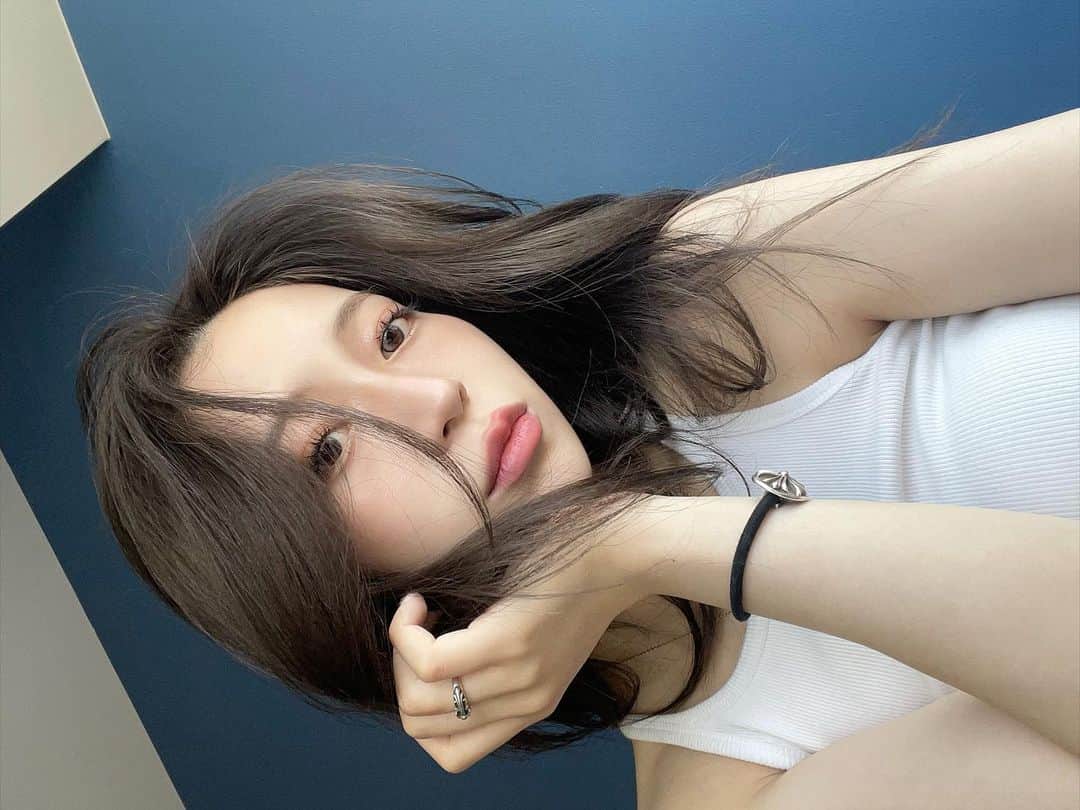 原涼香のインスタグラム：「🩶🩶🩶 色落ちも綺麗であげᐢ.ˬ.ᐢ ♡ ㅤㅤㅤㅤㅤㅤㅤㅤㅤㅤㅤㅤㅤ この日のカラコンは @hapakristin_jp  🍩Glazed Kristin 1Day choco ナチュラルですき🫶🏻 ㅤㅤㅤㅤㅤㅤㅤㅤㅤㅤㅤㅤㅤㅤㅤㅤㅤㅤㅤㅤㅤㅤㅤㅤㅤㅤ ㅤㅤㅤㅤㅤㅤㅤㅤㅤㅤㅤㅤ 10%オフで買えちゃうみたいです♡↓ ☑︎クーポンコード:suzuka_hara10  ☑︎クーポンリンク: https://hapakristin.jp/discount/suzuka_hara10  ㅤㅤㅤㅤㅤㅤㅤㅤㅤㅤㅤㅤㅤ ㅤㅤㅤㅤㅤㅤㅤㅤㅤㅤㅤㅤㅤㅤㅤㅤㅤㅤㅤㅤㅤㅤㅤㅤㅤㅤ #ハパクリスティン #hapakristin #glazedkristin #グレーズドクリスティン #デイリーレンズ #乱視レンズ」