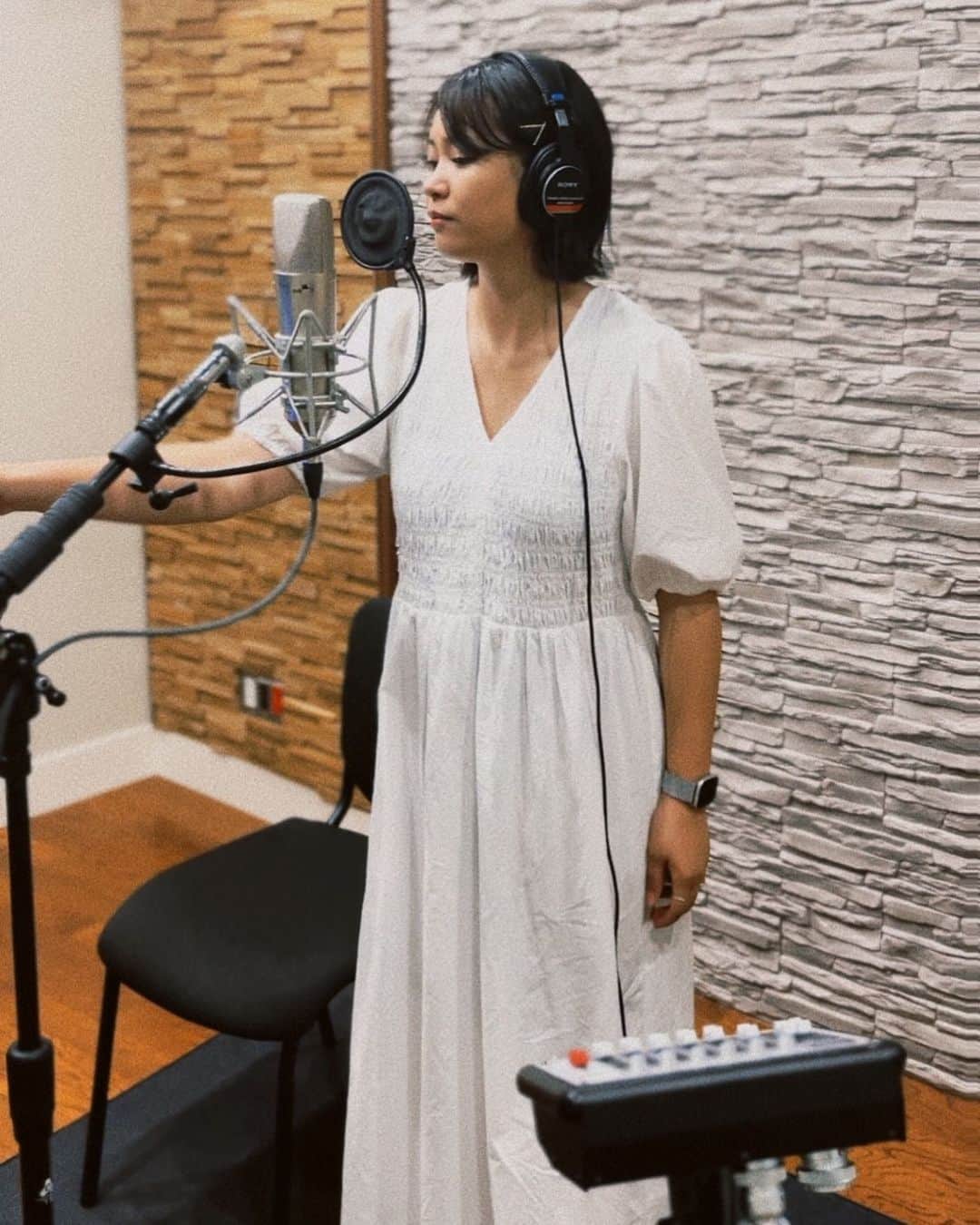 二宮愛のインスタグラム：「#recording 🎤 6/10 カバーライブ「COLORS」 まで、あと2日。  そんな今日は、新曲のレコーディングでした🎧 長年のカバー経験で培ったものが、オリジナルに反映されていますように。  ________________ #二宮愛 #AiNinomiya」