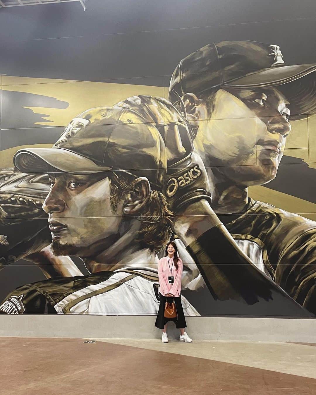 九里聖莉奈のインスタグラム：「. ⁡ 念願のエスコンフィールドでのカープ戦！ 3連勝ー！楽しかった❣️ ⁡ 選手との距離が近くメジャーリーグの球場を超えるレベチ球場でした🔥 サウナや温泉、グルメもたくさん合って選べない！ VIPラウンジもいろんなカタチのVIPルームがあり、 それぞれ違った楽しみ方ができそう:)💓 ⁡ また来たいと思える球場でした！ ⁡ #kuriseri #エスコンフィールド #エスコンフィールド北海道  ⁡ ⁡」