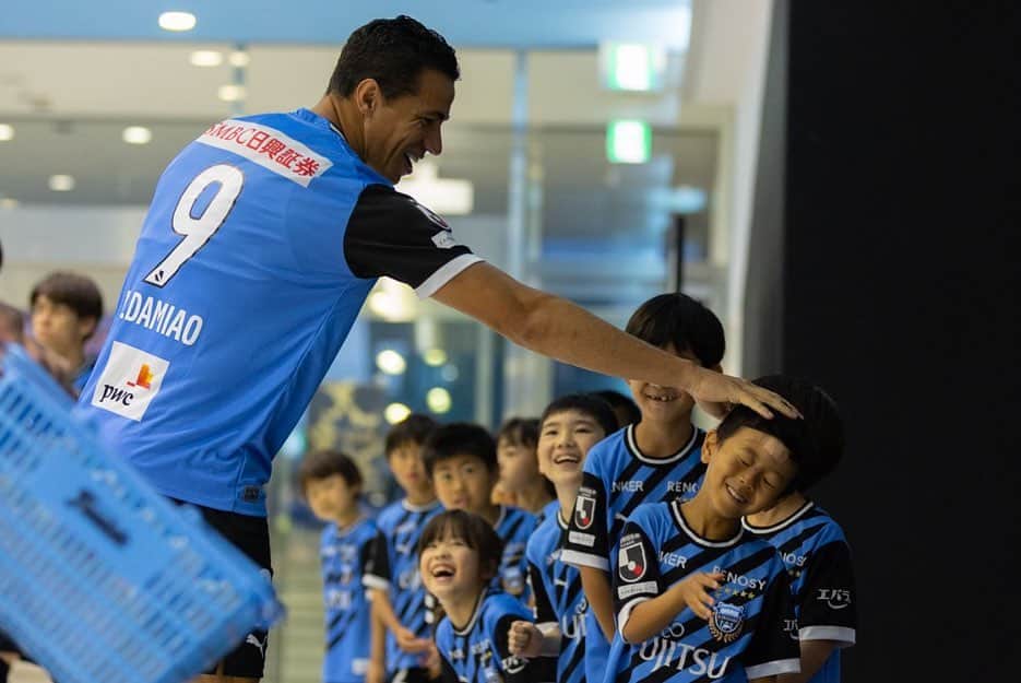 レアンドロ・ダミアン・ダ・シウバ・ドス・サントスのインスタグラム：「Sempre juntos Family @kawasaki_frontale 🩵🇯🇵 classificados na copa imperador 😃」
