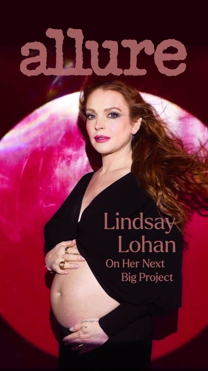 リンジー・ローハンのインスタグラム：「By all accounts, including her own, #LindsayLohan is the happiest she has ever been. And at some point in the near future, that happiness is scheduled to be eclipsed by an even more profound happiness: Lindsay Lohan is pregnant. “I can’t wait to see what the feeling is and what it’s like to just be a mom,” Lohan tells @brennankilbane in her Allure cover interview. She’s been crying lately, moved to tears by simple gestures. “Happy tears. That’s just who I am,” she says. “Though now, it’s probably baby emotion.” Of the whole experience, she says, “It’s overwhelming, in a good way.” At #linkinbio there’s a lot more about her new life and happy tears.  Writer: Brennan Kilbane @brennankilbane Director: Ben Hassett @benhassett DP: Tommy Agriodimas @tommyagriodimas.tiff Stylist: Natasha Royt @natasharoyt Hair: Akki @akkishirakawa Makeup: Kristofer Buckle @kristoferbuckle Nails: Elle Gerstein @enamelle Set Designer: Robert Sumrell @robertsumrell」