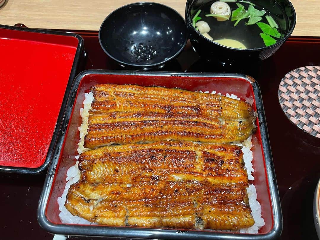 Hikari Noguchi 野口 光のインスタグラム：「今年初の鰻。ワインも美味でした☺︎ #鰻松川 #恵比寿鰻松川」