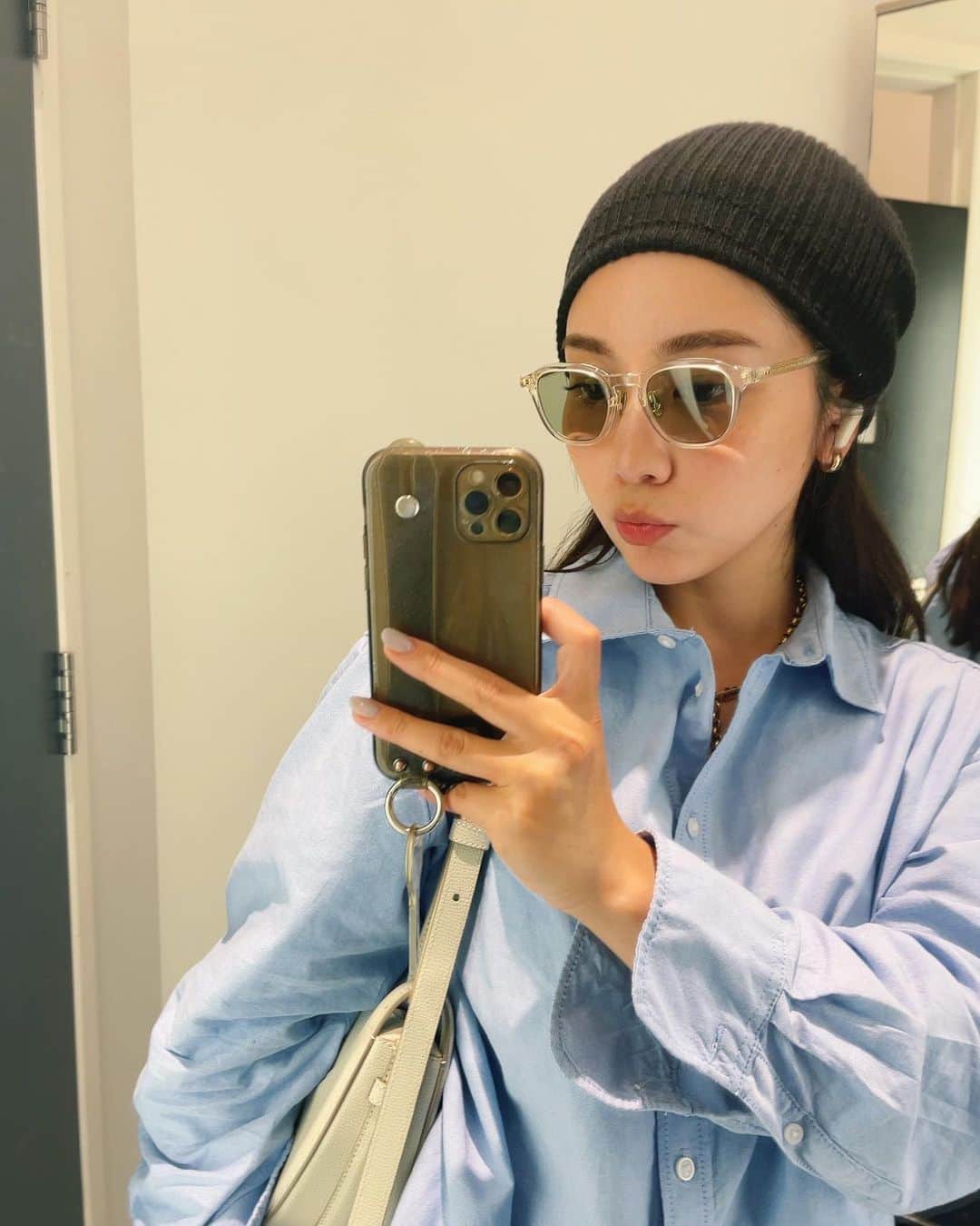 のインスタグラム：「h&mに行ったら、着ているシャツもh&mだった日 ちなみに週2はこのかっこ☺️🫰🏻  アイメイクをしてないのもごまかせるし、アクセントにもなるクリアのサングラス。クリアにあわせてリップはつやつや🫧  この時に買ったものも、またあげます🛍  #JINS #jinsoutfit #handm #UNIQLO #ZARA #polene #UNIQLOコーデ #そろそろいろいろ #カラーレンズ #ジンズ」