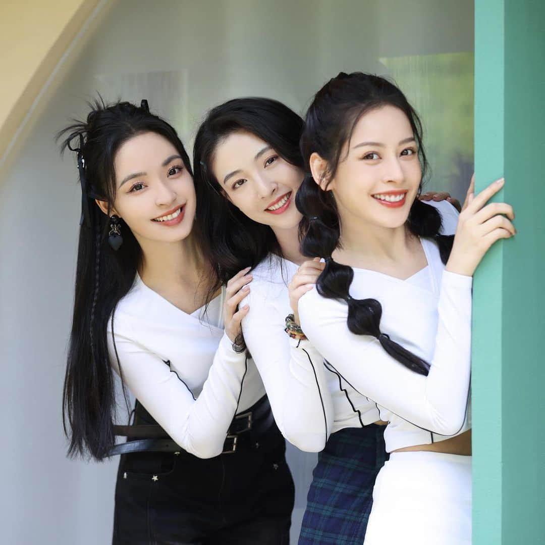Chi Puのインスタグラム：「1 chút thanh xuân cùng 2 gái xinh của tuiiii 😘🥰 #chipu #ngôthiến #Lýsamântử  #DapGio2023 #RideTheWind2023 #TyTyDapGioReSong #乘风2023芭莎红意官宣大片 #乘风2023 #芝芙」