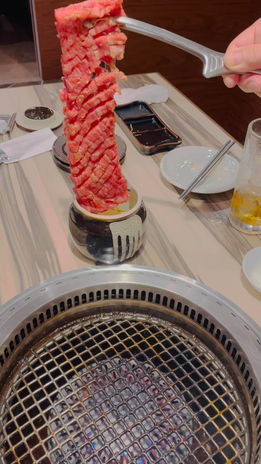 のインスタグラム：「わあーい♪ にーくー♡ご褒美〜 #dinner #delicious #yakiniku #wagyu #shooting #usatv #generalamericanhome #actor #actorslife #ダイヤモンドカット #和牛 #焼肉 #マイケル富岡 #タレント #俳優 #いただきます #スタッフめし #感謝」