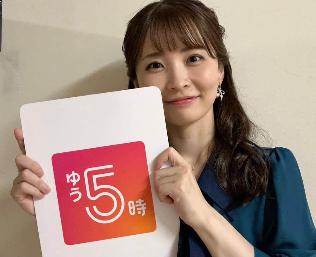 田中美都（気象予報士）のインスタグラム：「𖤣𖥧𖥣𖡡𖥧𖤣 きょうは気象情報だけでなく、 マンホール蓋の特集も担当しました🌻  関東甲信も今日、梅雨入りしましたが、 大雨の時はマンホール蓋が外れる事故にも 注意してくださいね🚶‍♀️☔️  このゆう5時のバインダー初めて使った🥰  #気象予報士 #気象キャスター #天気予報」