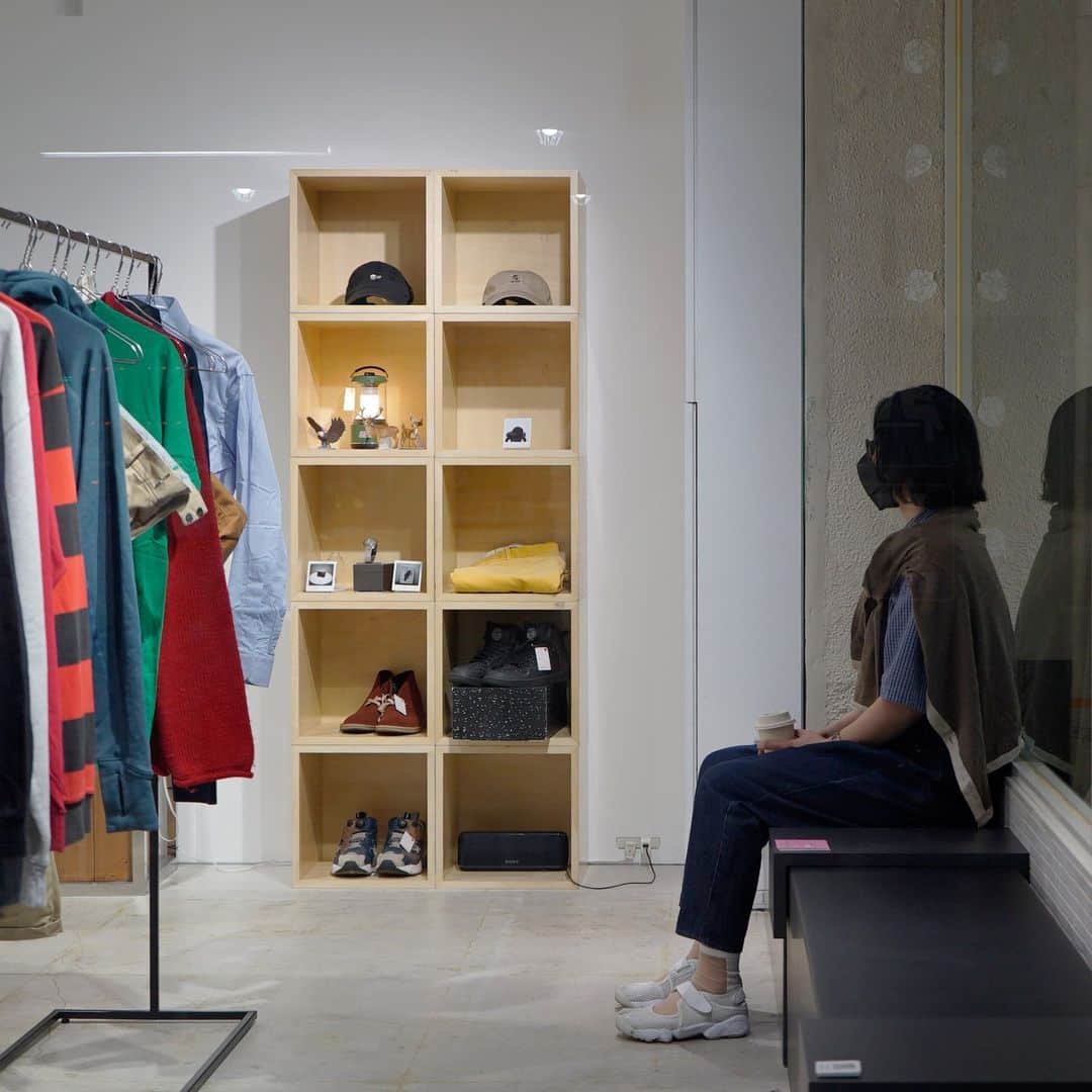 のインスタグラム：「【クローゼット空間でコーヒーを。 / Coffee time in ”ParCloset””】 クローゼット空間を再解釈し、自由な発想で集められたモノやコトを買うことができる『パークローゼット』ですが、お買い物に関係なくスペース内にあるベンチに座って、コーヒーを飲みながらゆっくりすごしていただくこともできます。 誰かのクローゼットになった空間で、モノやコトに思いをはせながら自由におくつろぎください。  How about relaxing with a cup of coffee while you look around "ParCloset"?  @popeye_magazine_official #POPEYE  #パークローゼット #ParCloset #PopeyeMagazine  #古着 #ファッション #fasion #服 #clohing #donation #銀座ギャラリー #銀座アート巡り #SonyParkMini #SonyPark #ginza」