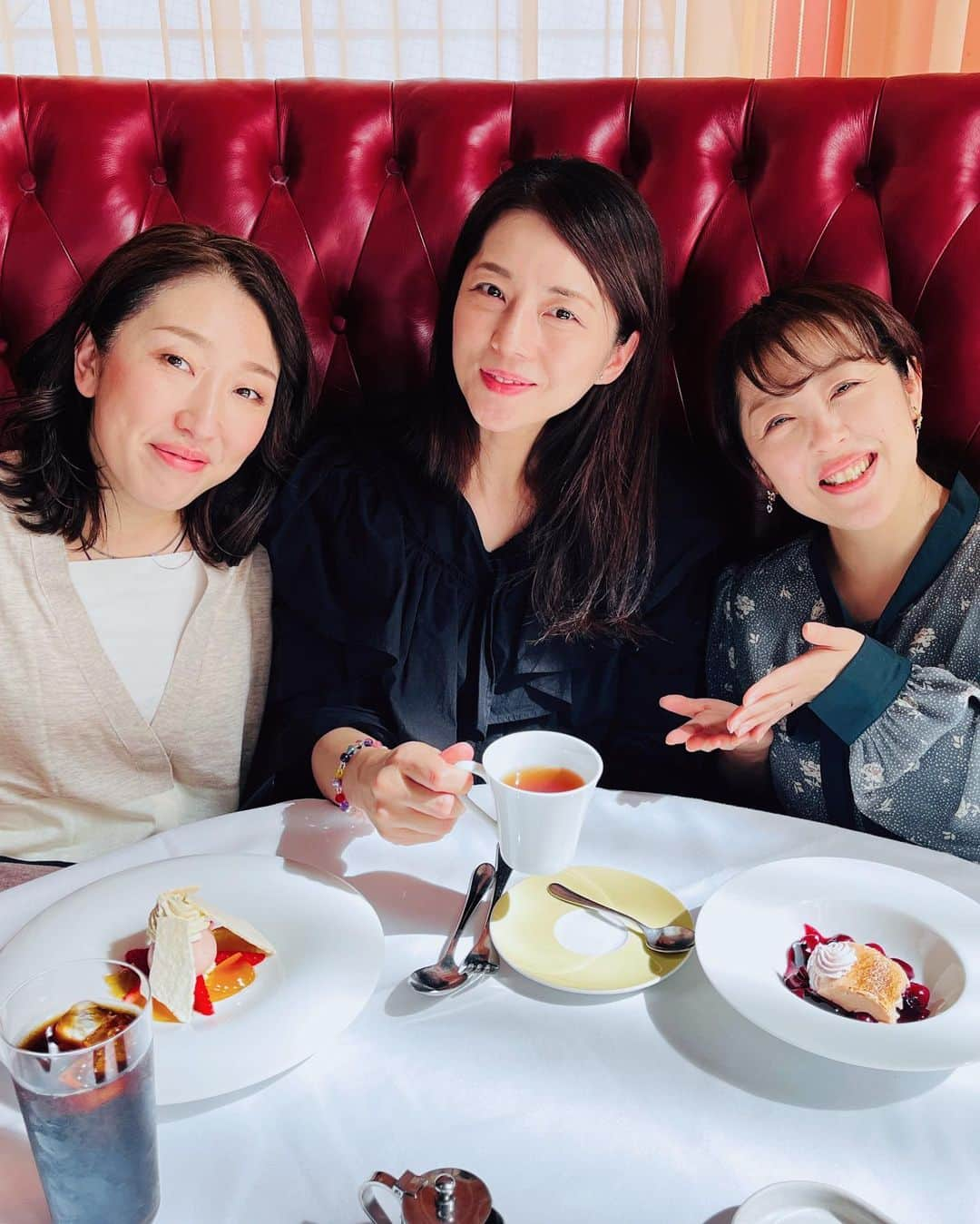 吉岡美穂のインスタグラム：「先日の女子会はDAZZRLEさんでランチ🍽️でした^ ^ お店は、天井が高く開放的で、小島シェフのお料理もどれも美味しくって、、、 長時間煮込んだ新玉ねぎの無水オニオンスープ、メイン、スイーツも最高でした^ ^ ※コースなのに食いしん坊で写真撮り忘れあり…  笑いっぱなしの三人、 大人の街、銀座ランチ🍽️でしたがスタジオのように飾らなさすぎる私達でしたよ^ ^  至福の時間をお二方と…♡ ひろみちゃん、土井さん、 またお願いします😆  #山口ひろみ　さん #DAZZRLE小島シェフ  #DAZZRLE #ワイン2000本　🍷 #銀座ランチ #女子会 #コスパ最高  #吉岡美穂」