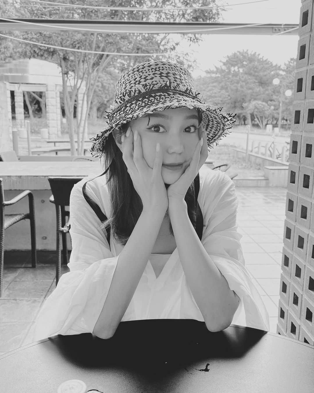 美舞のインスタグラム：「. . 雨が続く☔️最近も、 なんでか例年より気分がいい😉❤️ 気持ちが乱れず自分の機嫌取りが上手になった。 . 快晴の日にお気に入りの帽子をかぶれたらさらに 上機嫌なるのになぁ〰👒 . #帽子　#麦わら帽子 #雨　#梅雨」