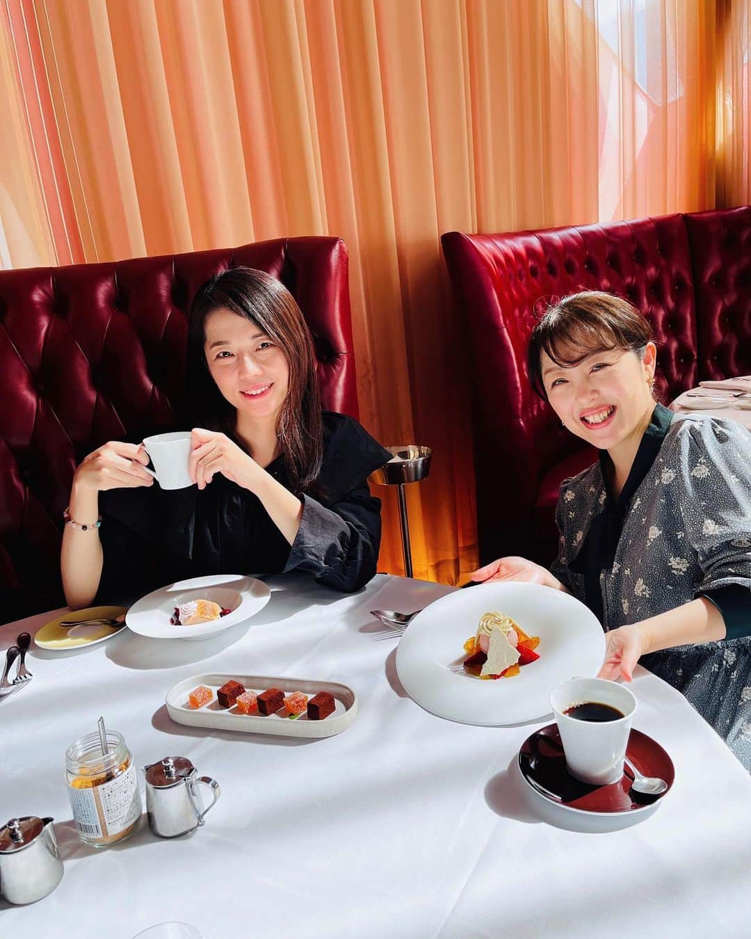 吉岡美穂さんのインスタグラム写真 - (吉岡美穂Instagram)「先日の女子会はDAZZRLEさんでランチ🍽️でした^ ^ お店は、天井が高く開放的で、小島シェフのお料理もどれも美味しくって、、、 長時間煮込んだ新玉ねぎの無水オニオンスープ、メイン、スイーツも最高でした^ ^ ※コースなのに食いしん坊で写真撮り忘れあり…  笑いっぱなしの三人、 大人の街、銀座ランチ🍽️でしたがスタジオのように飾らなさすぎる私達でしたよ^ ^  至福の時間をお二方と…♡ ひろみちゃん、土井さん、 またお願いします😆  #山口ひろみ　さん #DAZZRLE小島シェフ  #DAZZRLE #ワイン2000本　🍷 #銀座ランチ #女子会 #コスパ最高  #吉岡美穂」6月8日 21時12分 - miho_yoshioka_18