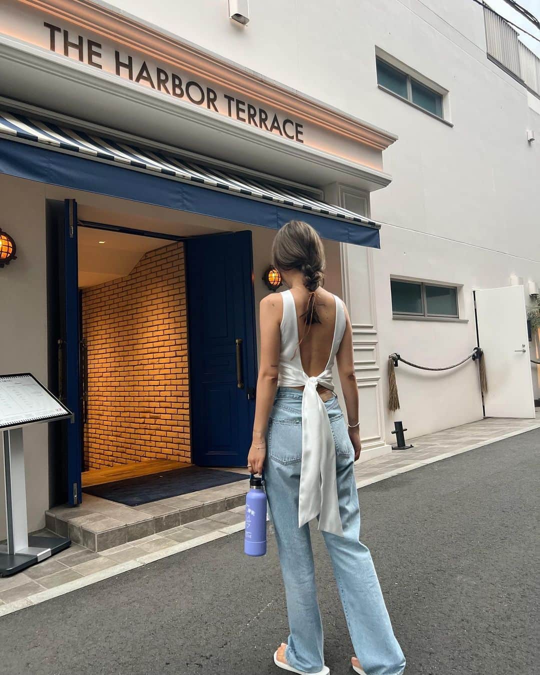 宮崎絹子のインスタグラム：「日焼け止めの @alliepr_jp のイベントで久しぶりに直接ファンのみんなに会えてすっごい楽しかった🩵🥺 ワークショップでオリジナルの @hydroflask.jp も作りました♡ みんなでお揃い！思い出になるね✨  お仕事でも海に行けるってしあわせ 今年の夏も沢山海行けたらいいな✨  生活の中で取り入れられる環境にやさしいアクションをしたり、お友達にシェアしたり少しずつでも続けていこうと思う✨🥺 みんなに気持ちが伝わりますように🙏🏻  去年に引き続き、素敵なイベントを開催してくれてありがとうございました!!! Thank you @alliepr_jp 🤍  hair&make @elliy25  styling @etsuyo725」