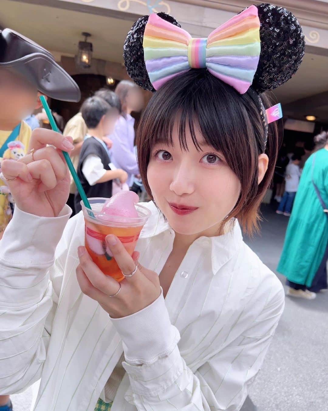 磯原杏華のインスタグラム：「🐭🎀🌈  ウイスキーつよつよでした🥴🤍🥃 #ディズニーランド #40周年」